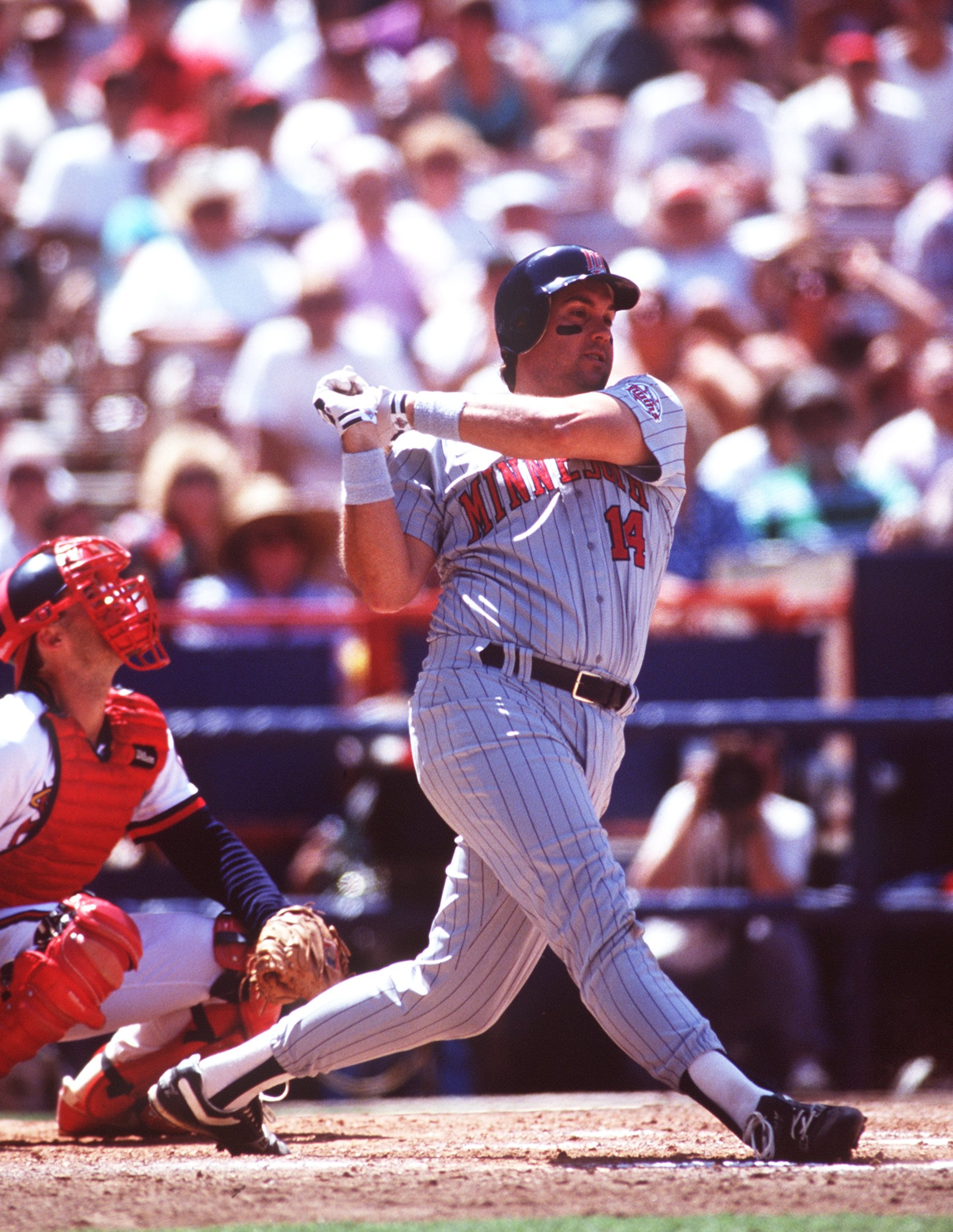 1 JUL 1992:  MINNESOTA FIRST BASEMAN KENT HRBEK HITS A PITCH TOWARDS LEFT FIELD DURING THE TWINS GAME VERSUS CALIFORNIA ANGELS AT ANAHEIM STADIUM IN ANAHEIM, CALIFORNIA. Mandatory Credit: Stephen Dunn/ALLSPORT
