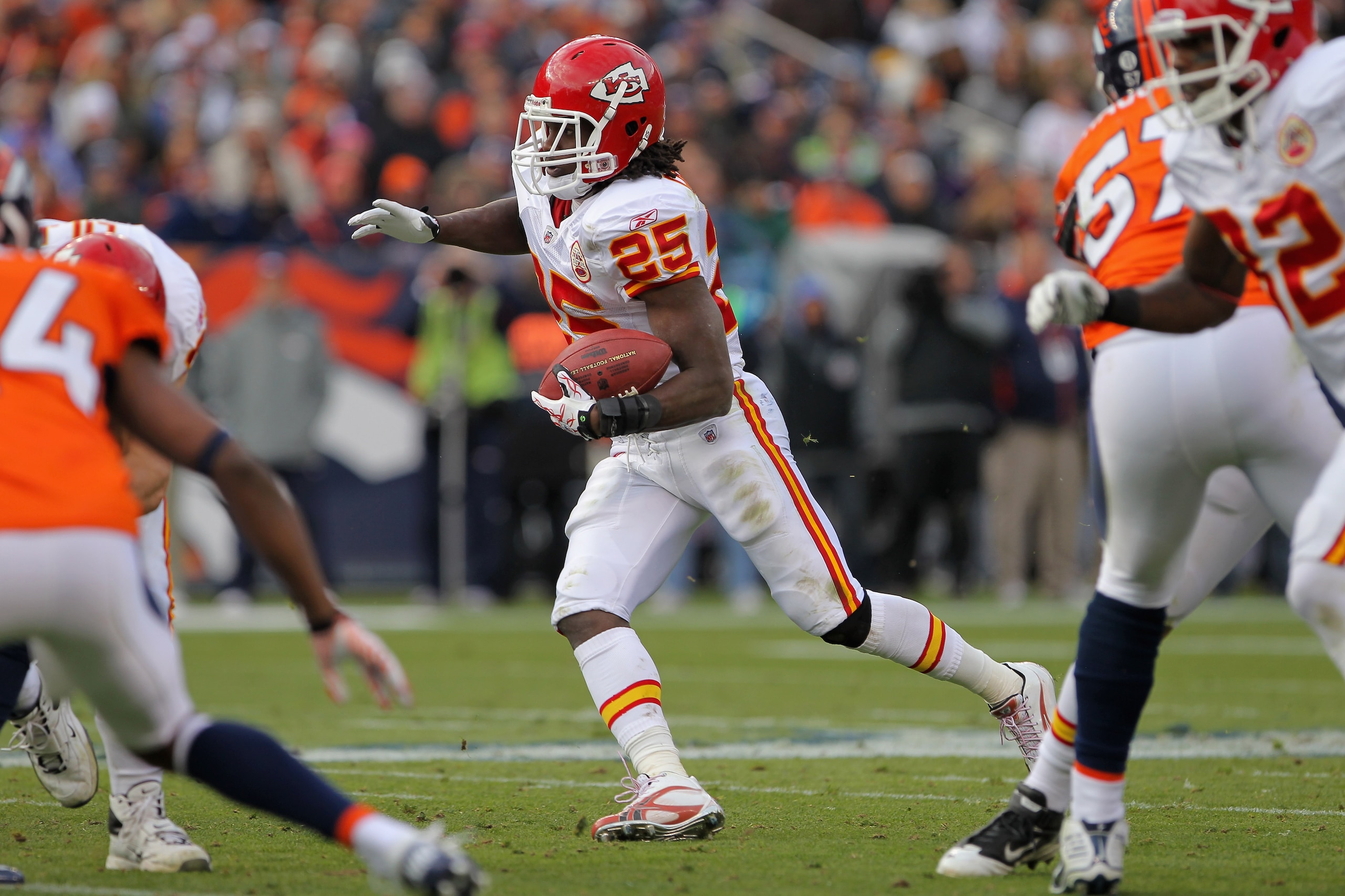 DENVER - NOVEMBER 14:  Running back Jamaal Charles #25 of the Kansas City Chiefs rushes against the Denver Broncos at INVESCO Field at Mile High on November 14, 2010 in Denver, Colorado. The Broncos defeated the Chiefs 49-29.  (Photo by Doug Pensinger/Get