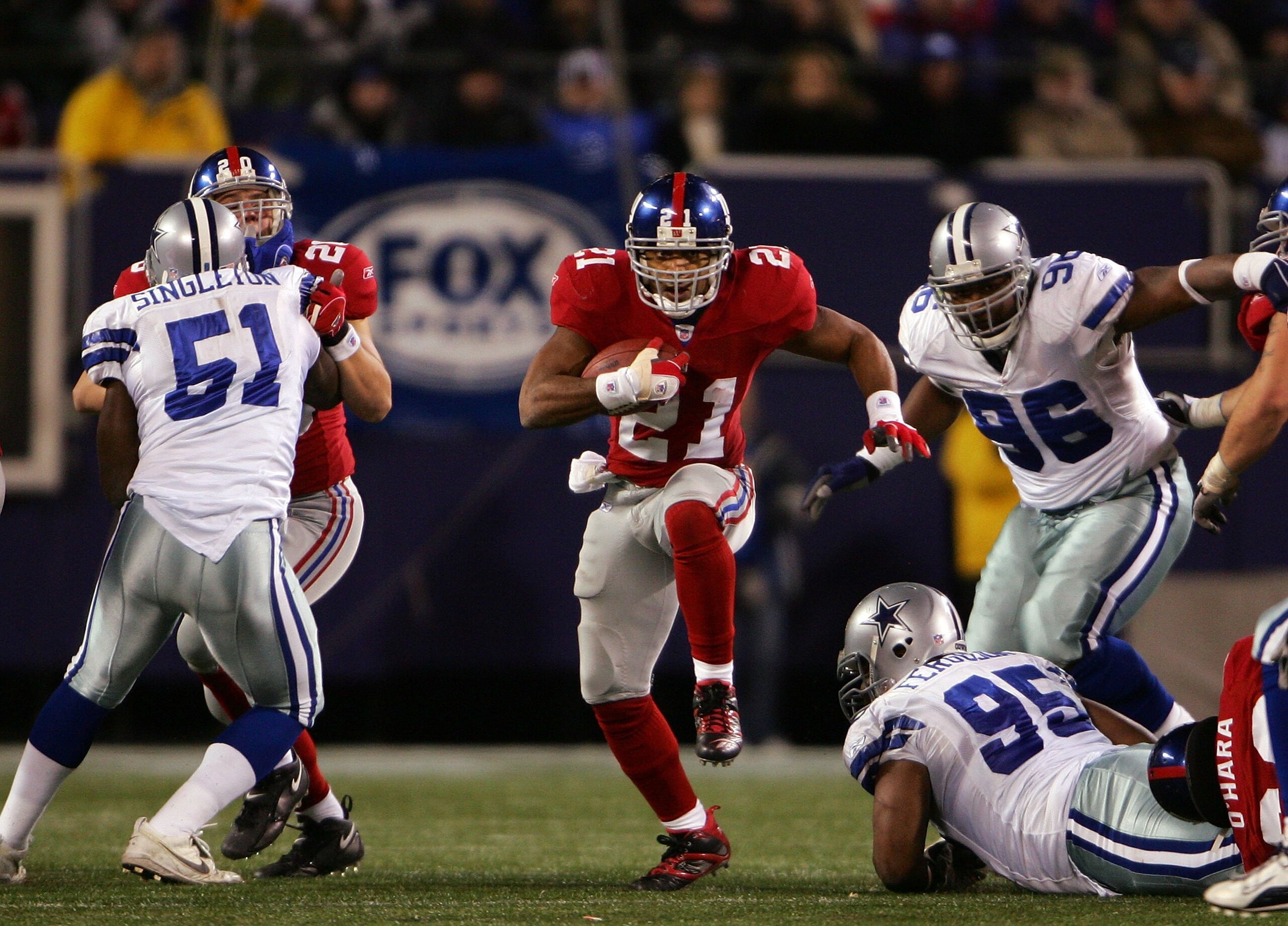 EAST RUTHERFORD, NJ - DECEMBER 03:  Tiki Barber #21 of the New York Giants runs with the ball againt  the Dallas Cowboys at Giants Stadium on December 3, 2006 in East Rutherford, New Jersey.  (Photo by Chris McGrath/Getty Images)