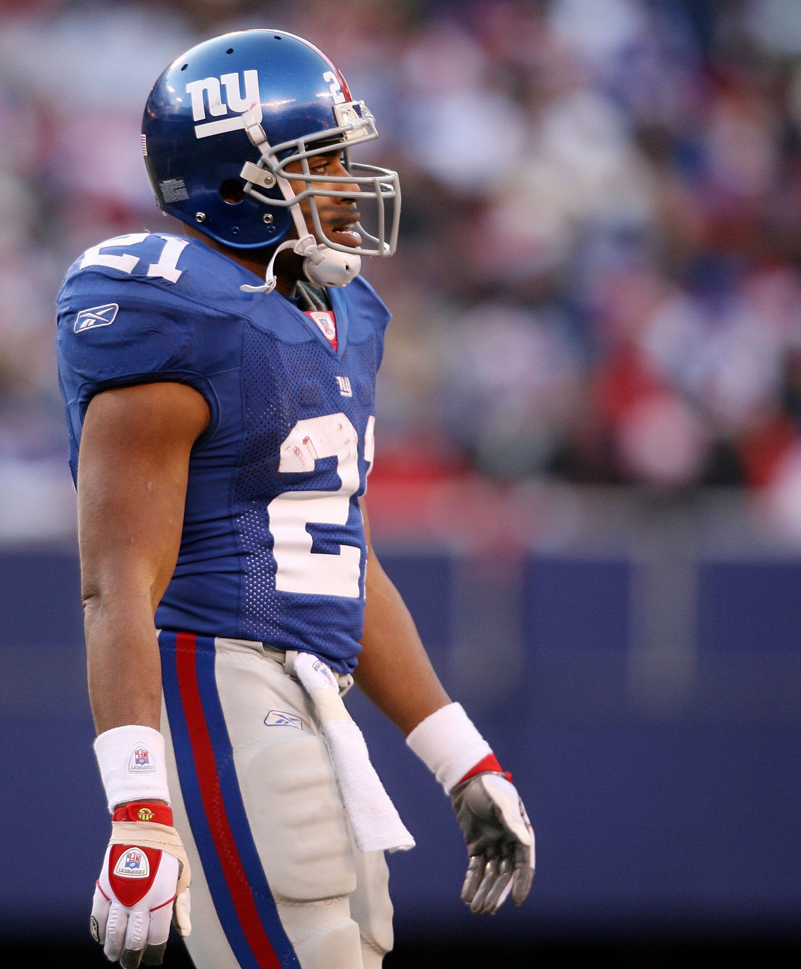 EAST RUTHERFORD, NJ - DECEMBER 24:  Tiki Barber #21 of the New York Giants walks to the bench after a failed first down attempt against the New Orleans Saints on December 24, 2006 at Giants Stadium in East Rutherford, New Jersey. The Saints defeated the G