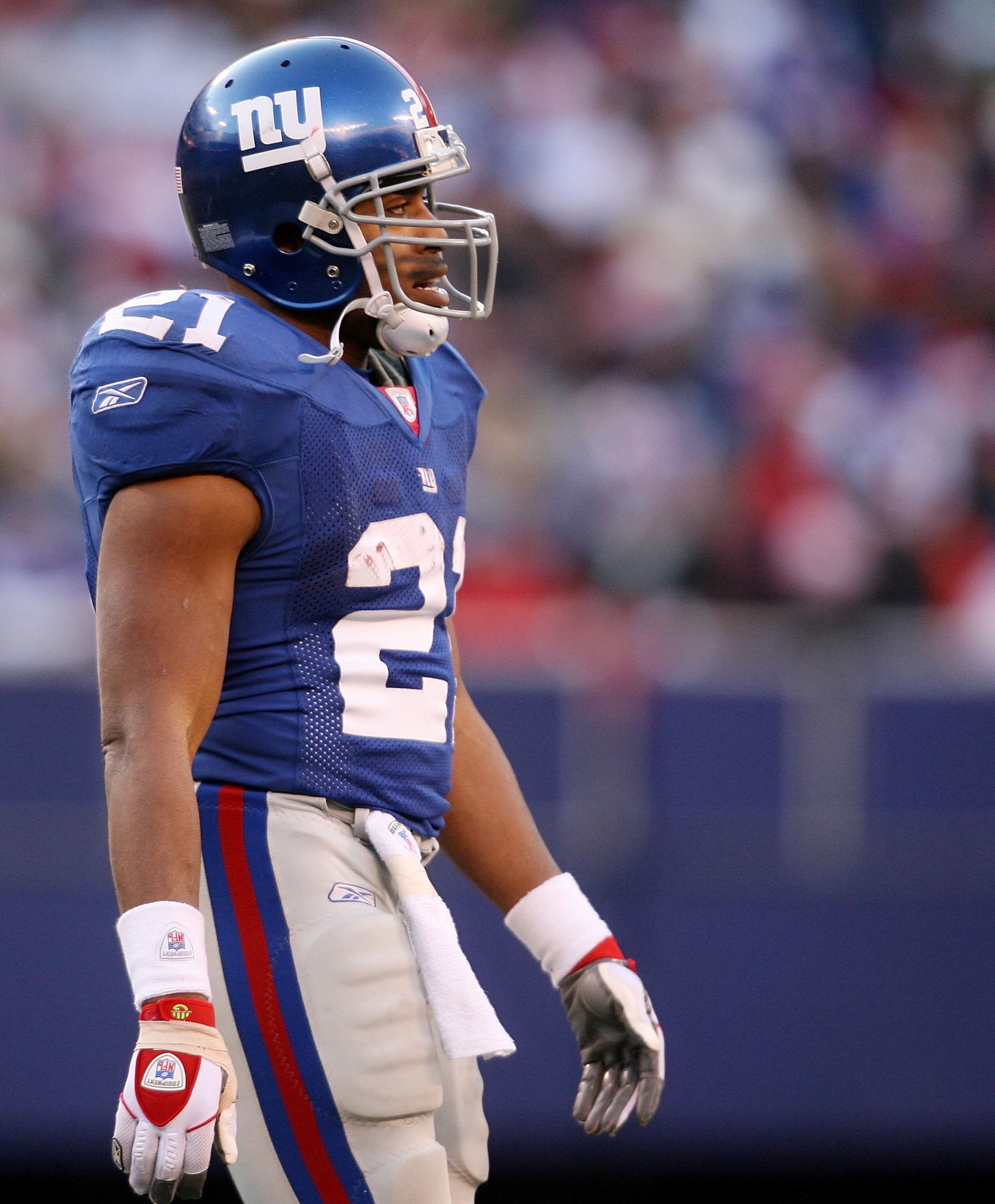EAST RUTHERFORD, NJ - DECEMBER 24:  Tiki Barber #21 of the New York Giants walks to the bench after a failed first down attempt against the New Orleans Saints on December 24, 2006 at Giants Stadium in East Rutherford, New Jersey. The Saints defeated the G