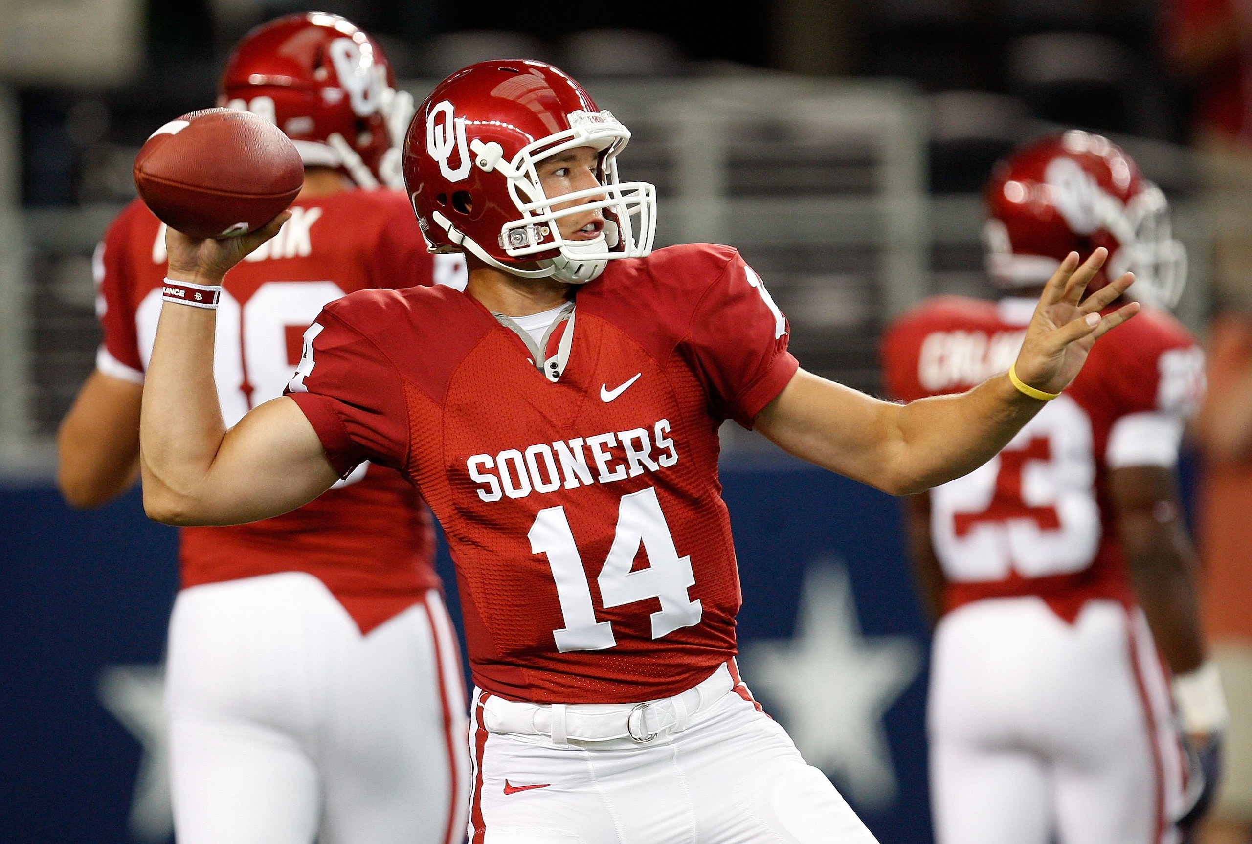 ARLINGTON, TX - SEPTEMBER 05:  Quarterback Sam Bradford #14 of the Oklahoma Sooners warms up before a game against the Brigham Young Cougars at Cowboys Stadium on September 5, 2009 in Arlington, Texas.  (Photo by Ronald Martinez/Getty Images)