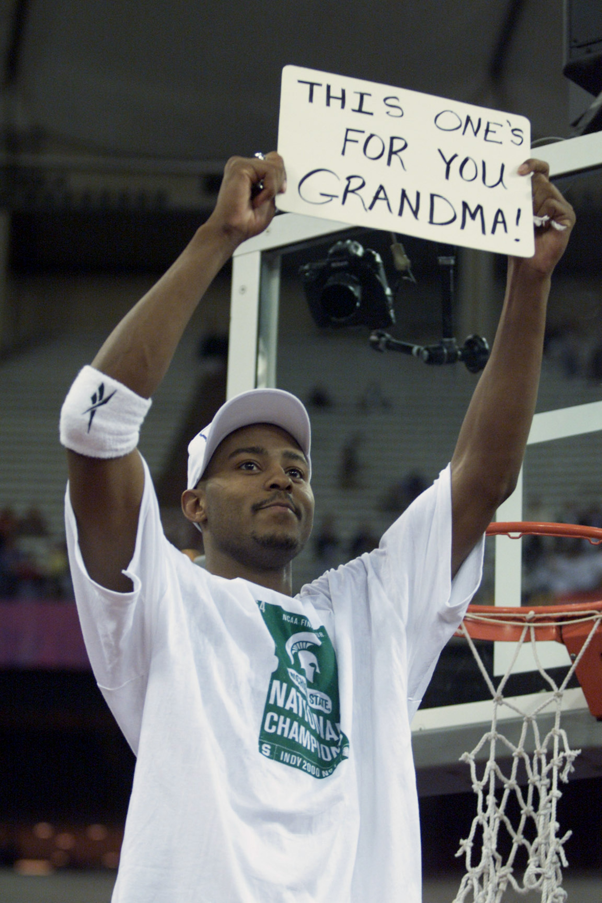 3 Apr 2000: Morris Peterson #42 of Michigan State holds up a sign dedicating their win to his recently deceased grandmother while cutting down his peace of the net after defeating Florida 89-76 to win the final round of the NCAA Men''s Final Four at the R 3 Apr 2000: Morris Peterson #42 of Michigan State holds up a sign dedicating their win to his recently deceased grandmother while cutting down his peace of the net after defeating Florida 89-76 to win the final round of the NCAA Men''s Final Four at the R