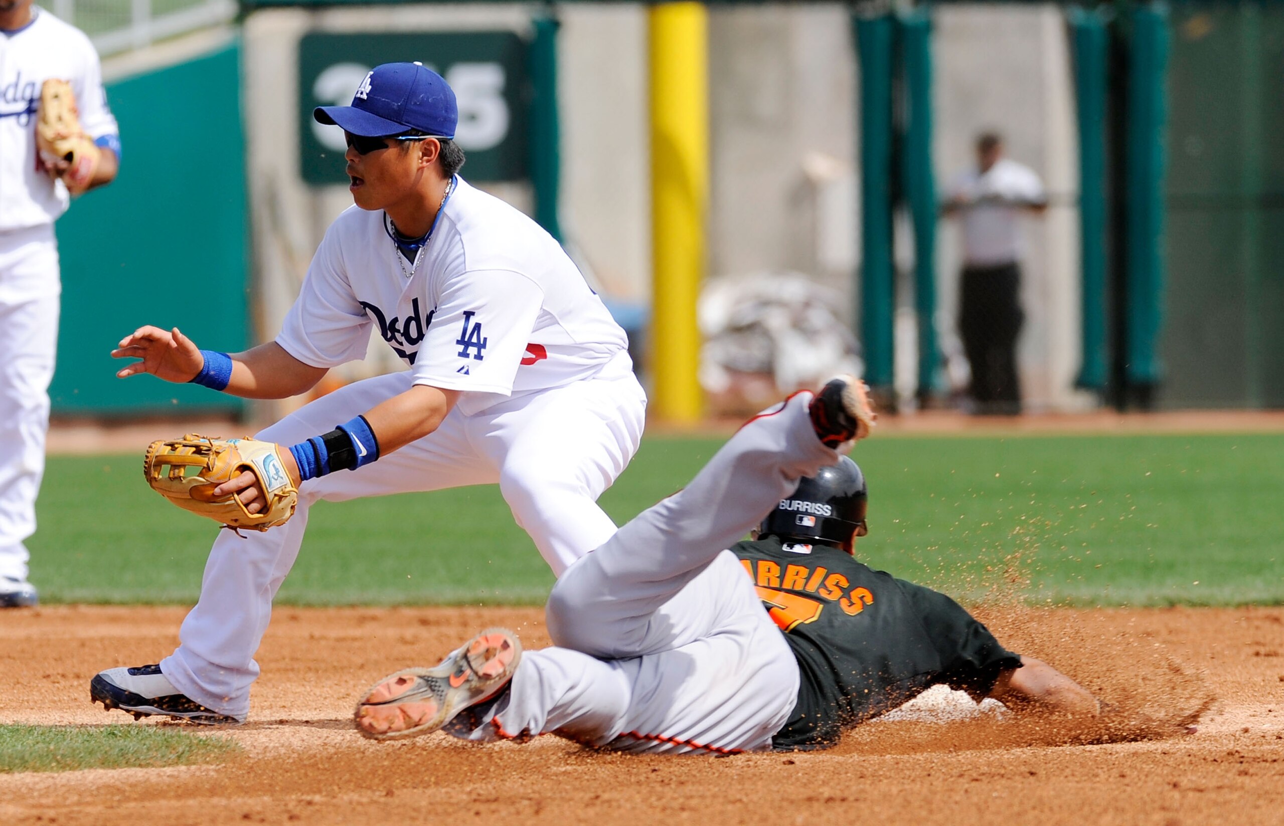GLENDALE, AZ - MARCH 04: Emmanuel Burris #35 of the San Francisco Giants steals second base as Ching-lung Hu #60 of the Los Angeles Dodgers waits for the throws from the catcher during a spring training game on March 4, 2009, in Glendale, Arizona. (Pho GLENDALE, AZ - MARCH 04: Emmanuel Burris #35 of the San Francisco Giants steals second base as Ching-lung Hu #60 of the Los Angeles Dodgers waits for the throws from the catcher during a spring training game on March 4, 2009, in Glendale, Arizona. (Pho