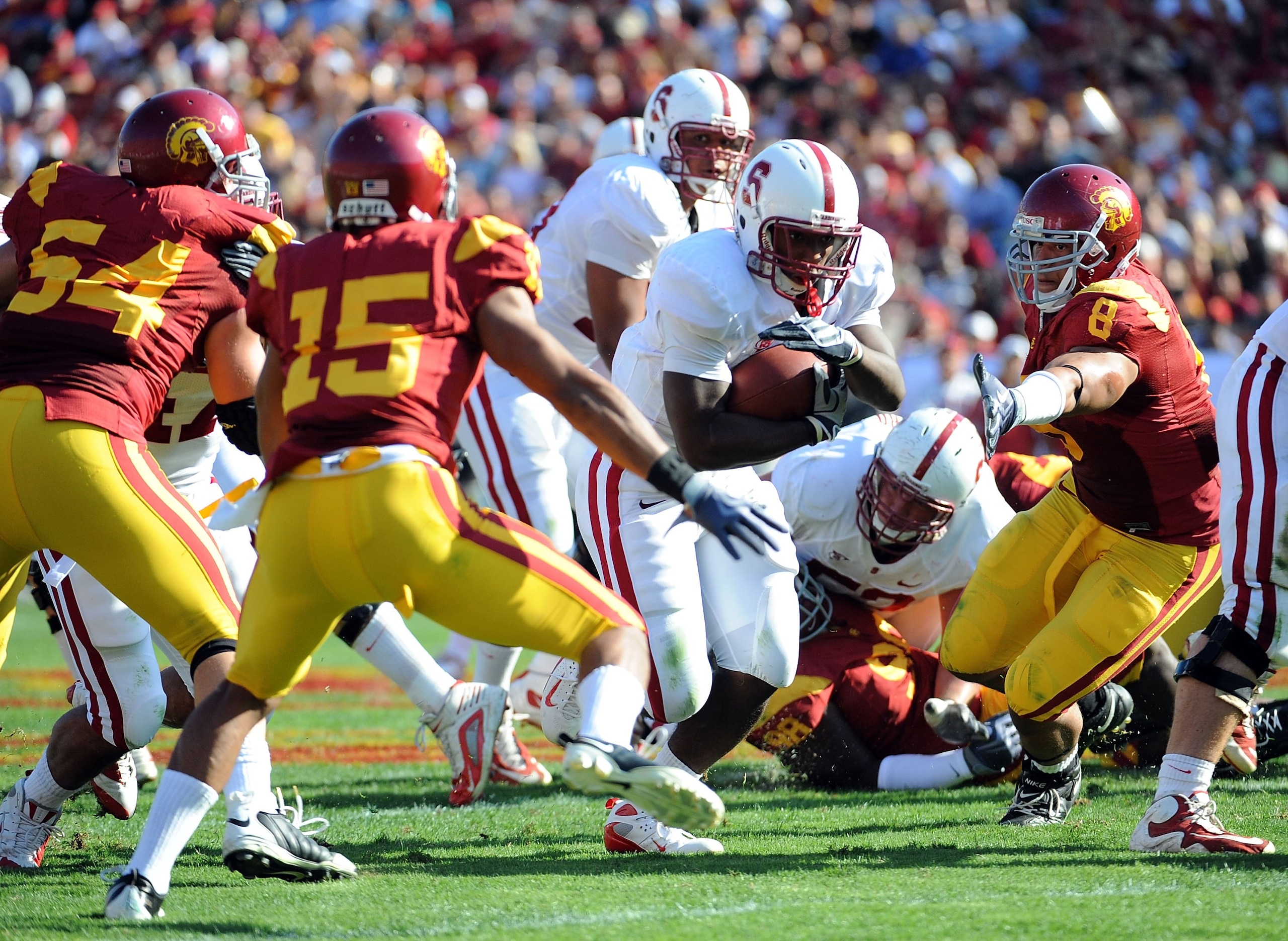 LOS ANGELES, CA - NOVEMBER 14:  Stepfan Taylor #31 of Stanford Cardinal attempts to split the defense of Nick Perry #8 and Kevin Thomas #15 of USC Trojans during the game at the Los Angeles Memorial Coliseum on November 14, 2009 in Los Angeles, California