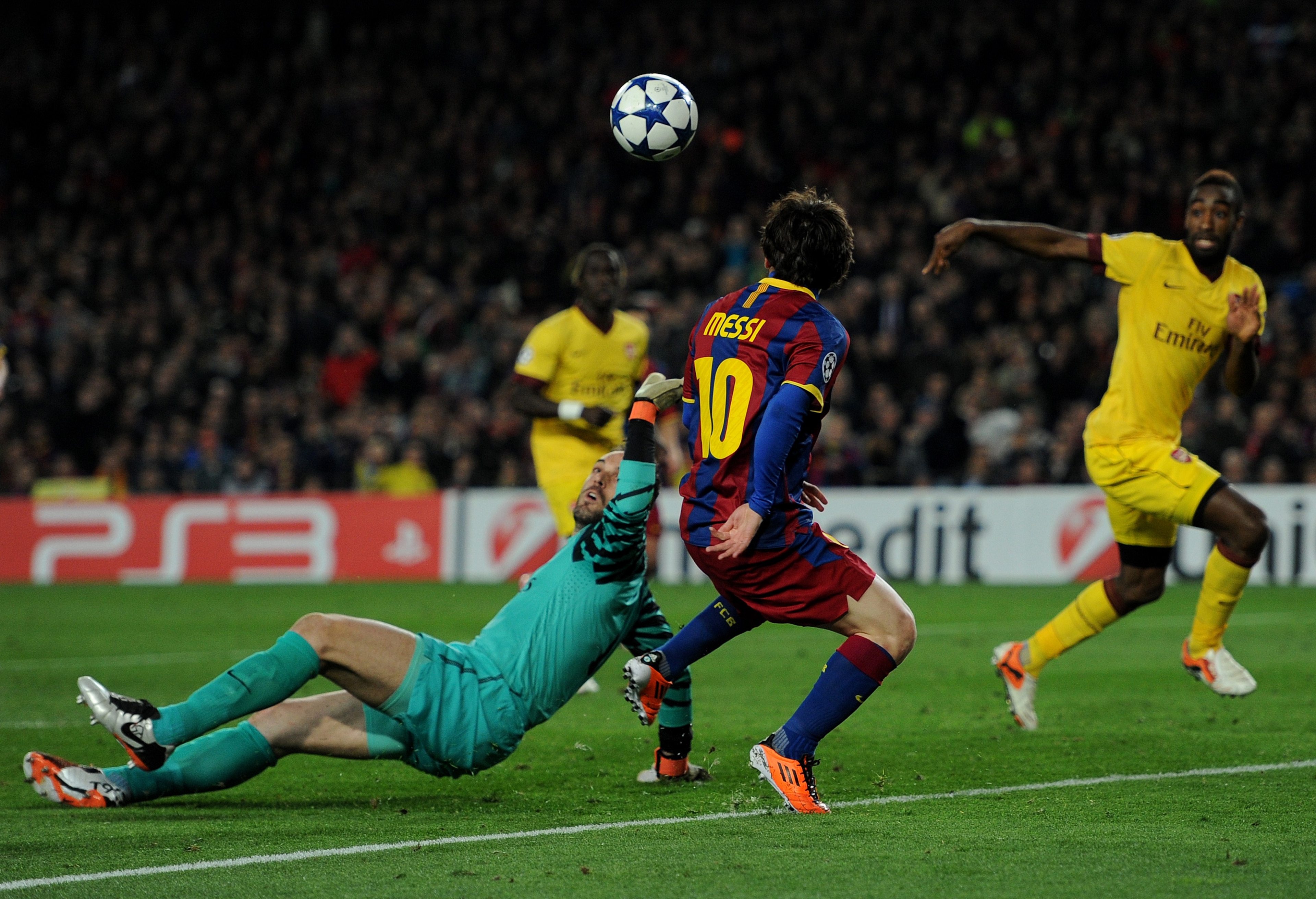 BARCELONA, SPAIN - MARCH 08: Goalkeeper Manuel Almunia (L) of Arsenal fails to stop Lionel Messi of Barcelona from scoring the opening goal during the UEFA Champions League round of 16 second leg match between Barcelona and Arsenal on March 8, 2011 in Ba BARCELONA, SPAIN - MARCH 08: Goalkeeper Manuel Almunia (L) of Arsenal fails to stop Lionel Messi of Barcelona from scoring the opening goal during the UEFA Champions League round of 16 second leg match between Barcelona and Arsenal on March 8, 2011 in Ba
