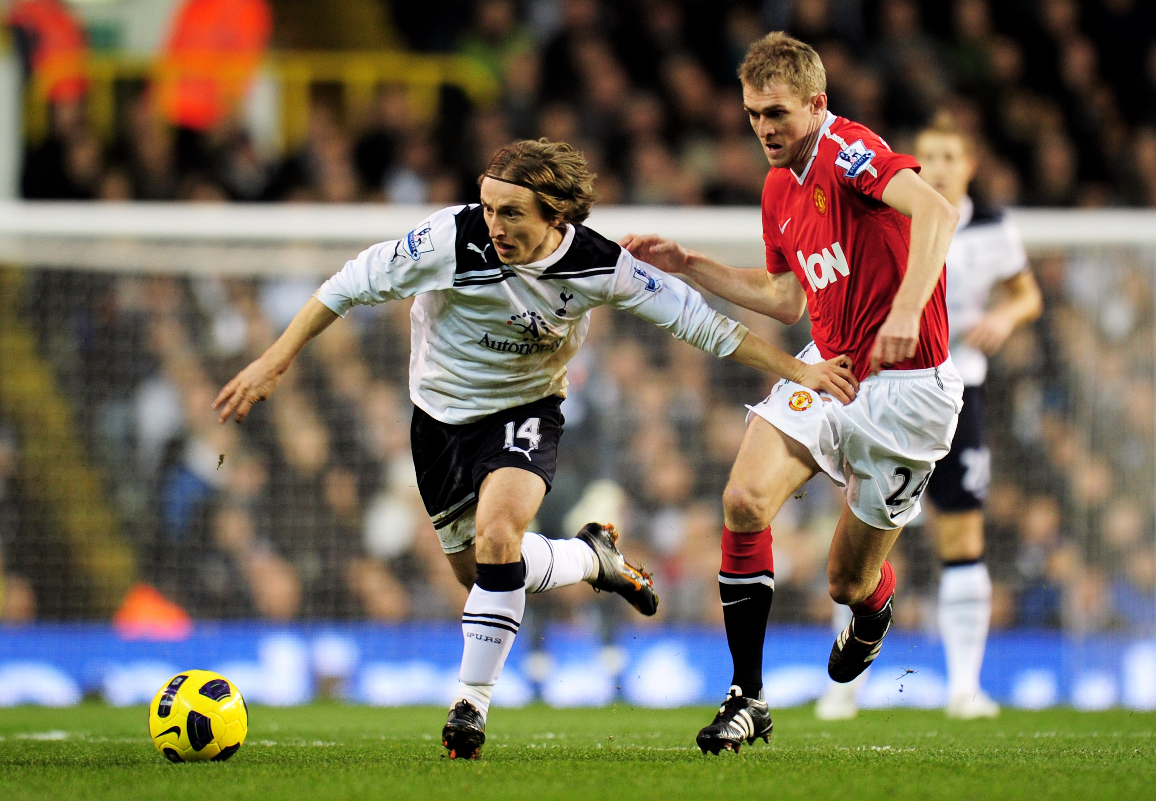 LONDON, ENGLAND - JANUARY 16:  Luka Modric of Spurs is pursued by Darren Fletcher of Manchester United during the Barclays Premier League match between Tottenham Hotspur and Manchester United at White Hart Lane on January 16, 2011 in London, England.  (Ph