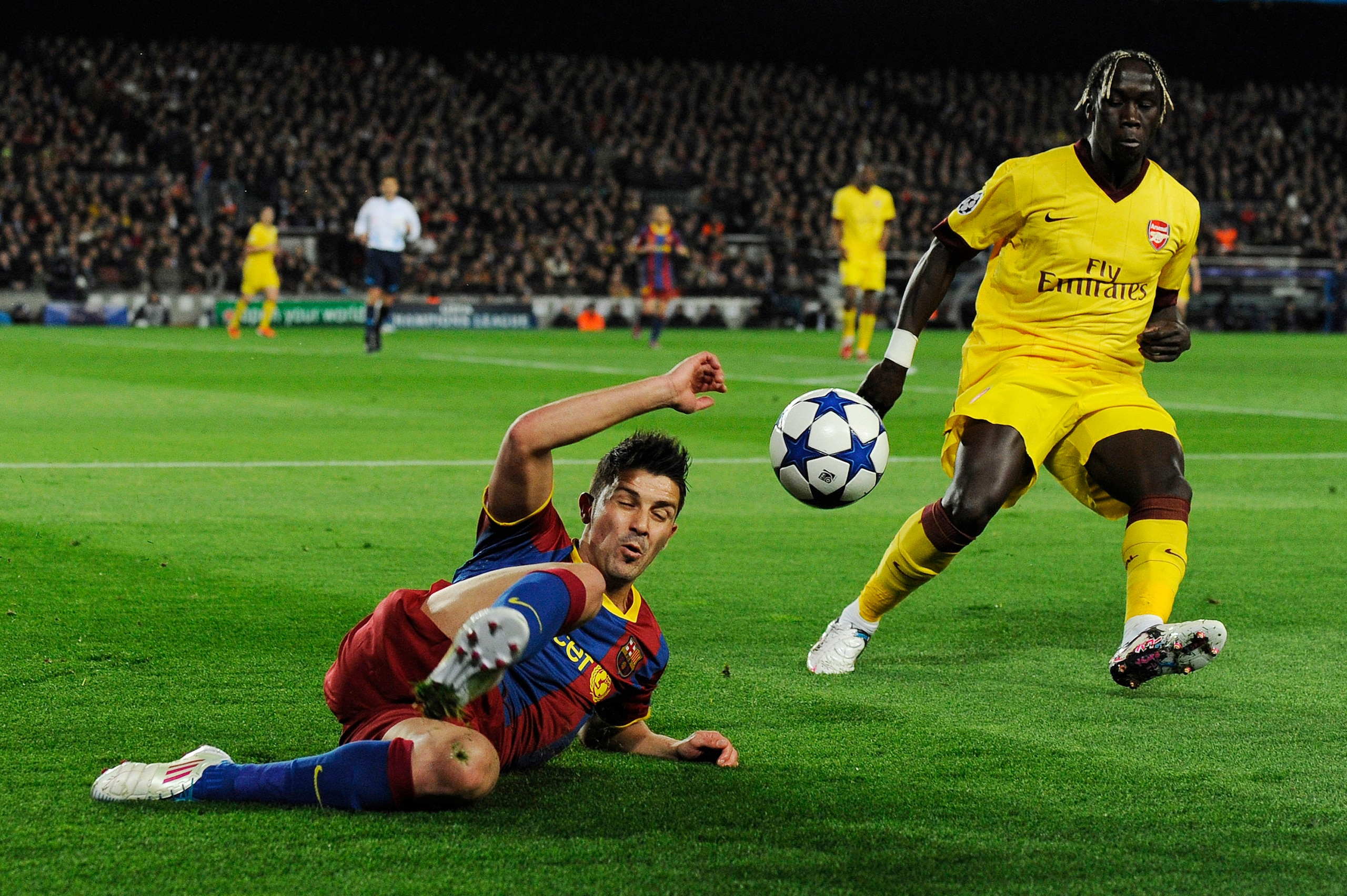 BARCELONA, SPAIN - MARCH 08:  David Villa of FC Barcelona (L) fights for the ball against Bacary Sagna of Arsenal during the UEFA Champions League round of 16 second leg match between Barcelona and Arsenal at the Camp Nou stadium on March 8, 2011 in Barce