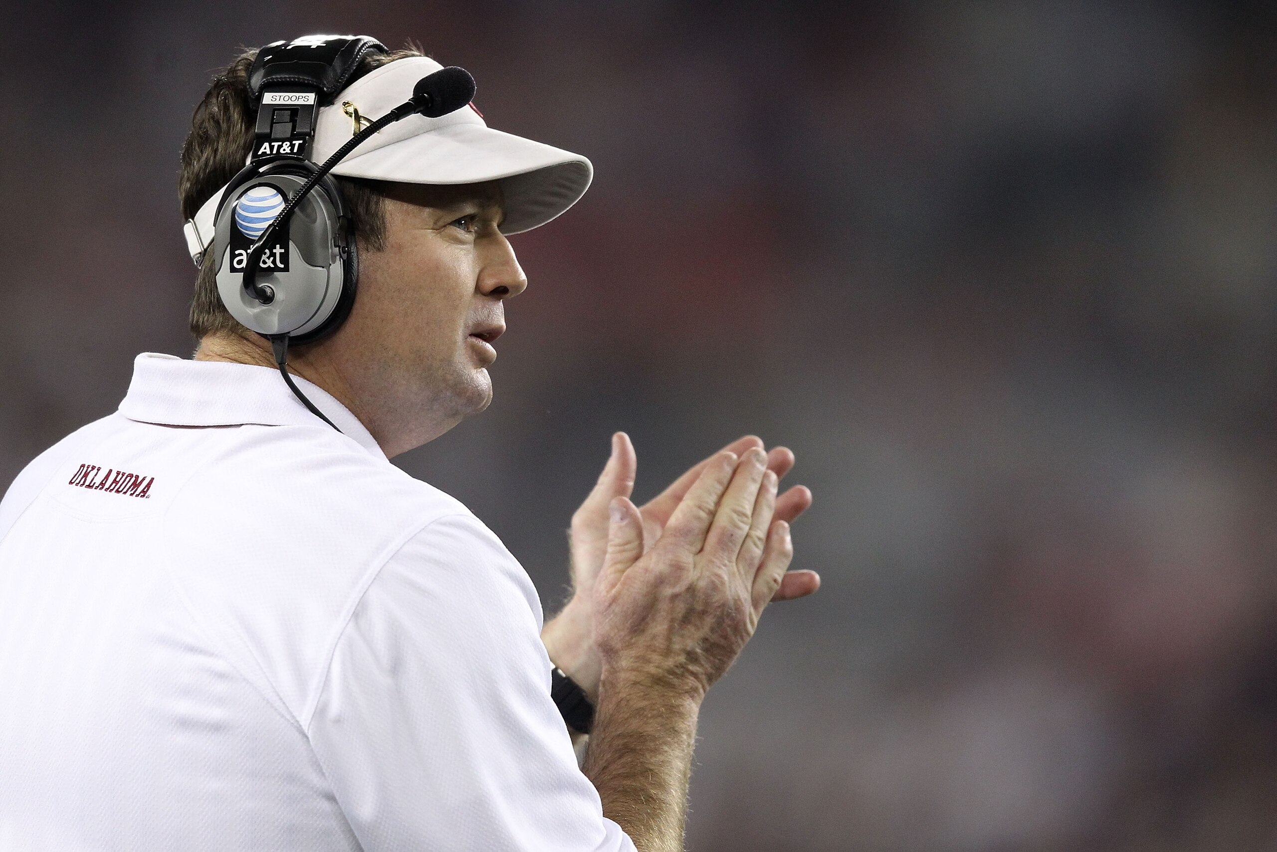 GLENDALE, AZ - JANUARY 01:  Head coach Bob Stoops looks on while taking on the Connecticut Huskies during the Tostitos Fiesta Bowl at the Universtity of Phoenix Stadium on January 1, 2011 in Glendale, Arizona.  (Photo by Christian Petersen/Getty Images)