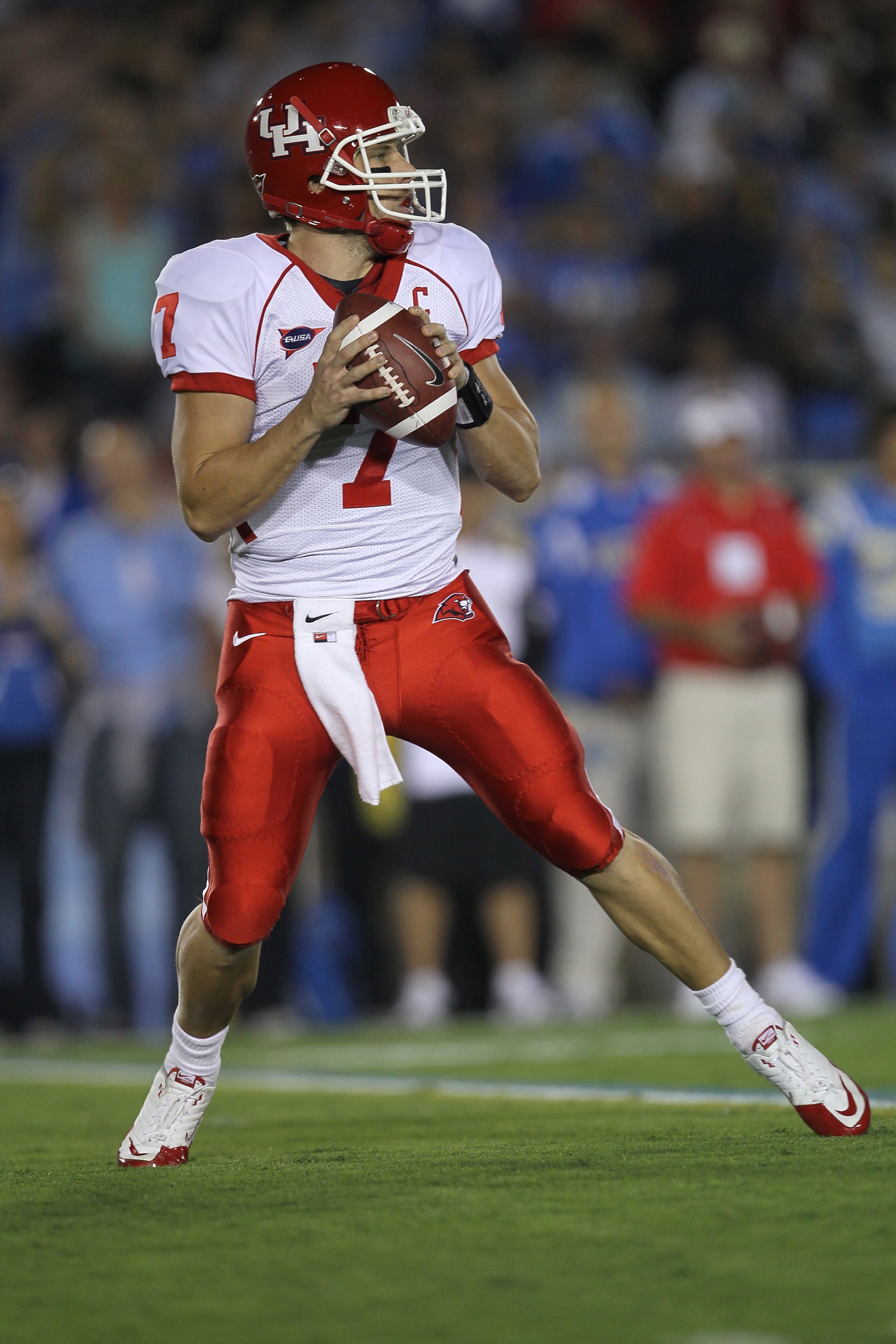 PASADENA, CA - SEPTEMBER 18:  Quarterback Case Keenum #7 of the Houston Cougars drops back to pass against the UCLA Bruins in the second quarter at the Rose Bowl on September 18, 2010 in Pasadena, California.  UCLA won 31-13.  (Photo by Stephen Dunn/Getty