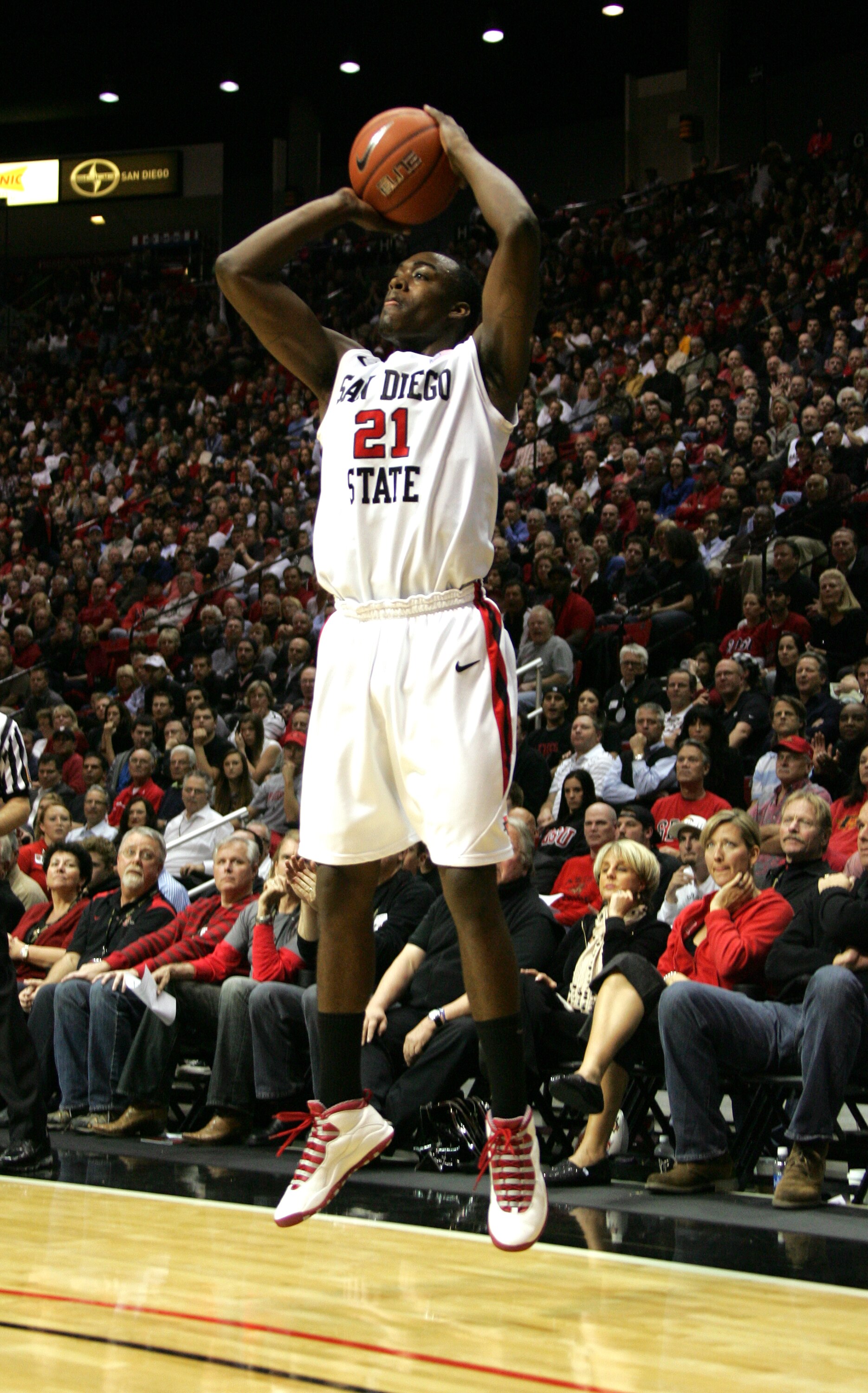SAN DIEGO, CA - FEBRUARY 8: Jamaal Franklin #21 of San Diego State shoots the ball against Utah on February 8, 2011 at Cox Arena in San Diego, California. SDSU beat Utah 85-58. (Photo by Kent Horner/Getty Images)