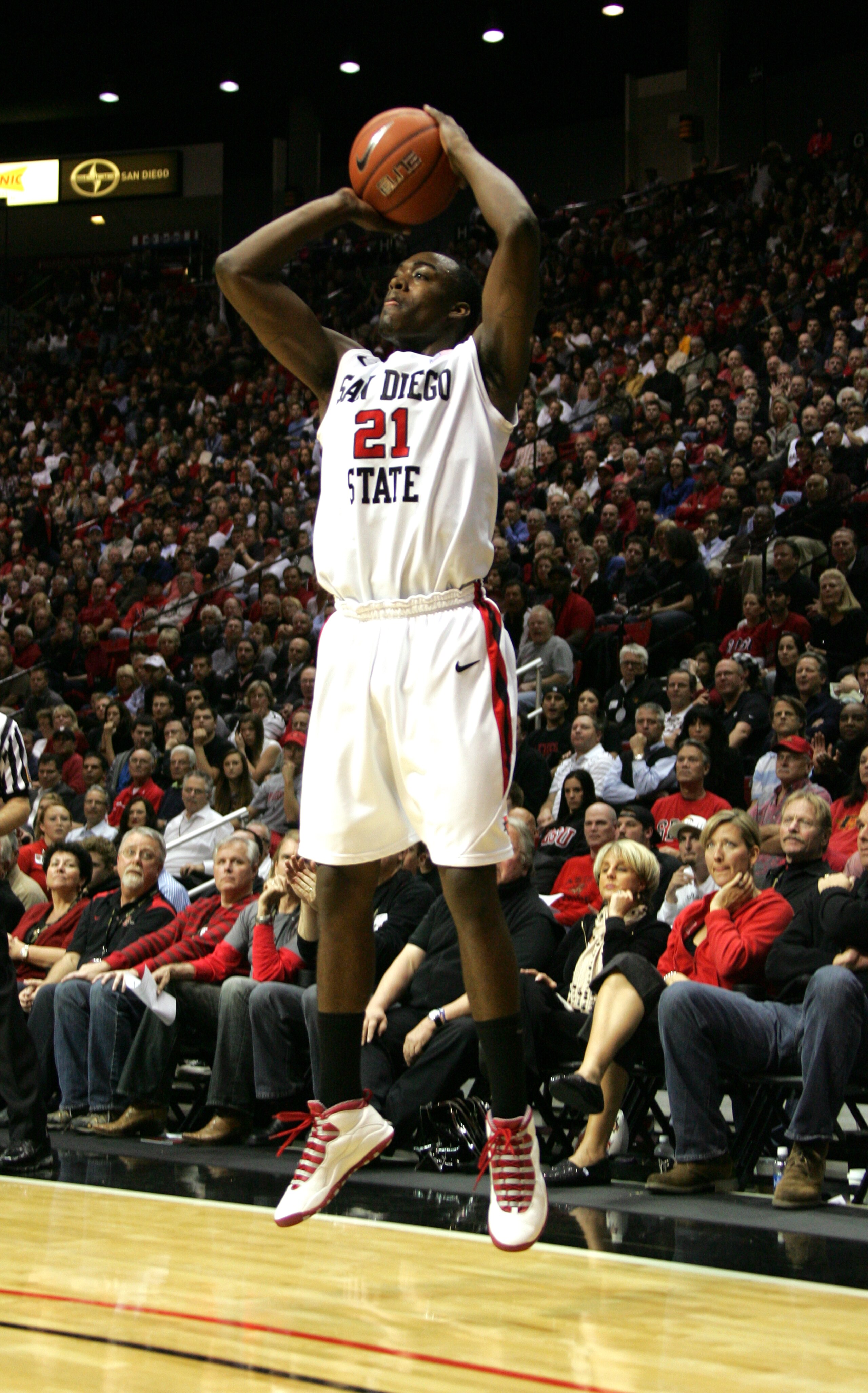 SAN DIEGO, CA - FEBRUARY 8: Jamaal Franklin #21 of San Diego State shoots the ball against Utah on February 8, 2011 at Cox Arena in San Diego, California. SDSU beat Utah 85-58. (Photo by Kent Horner/Getty Images)