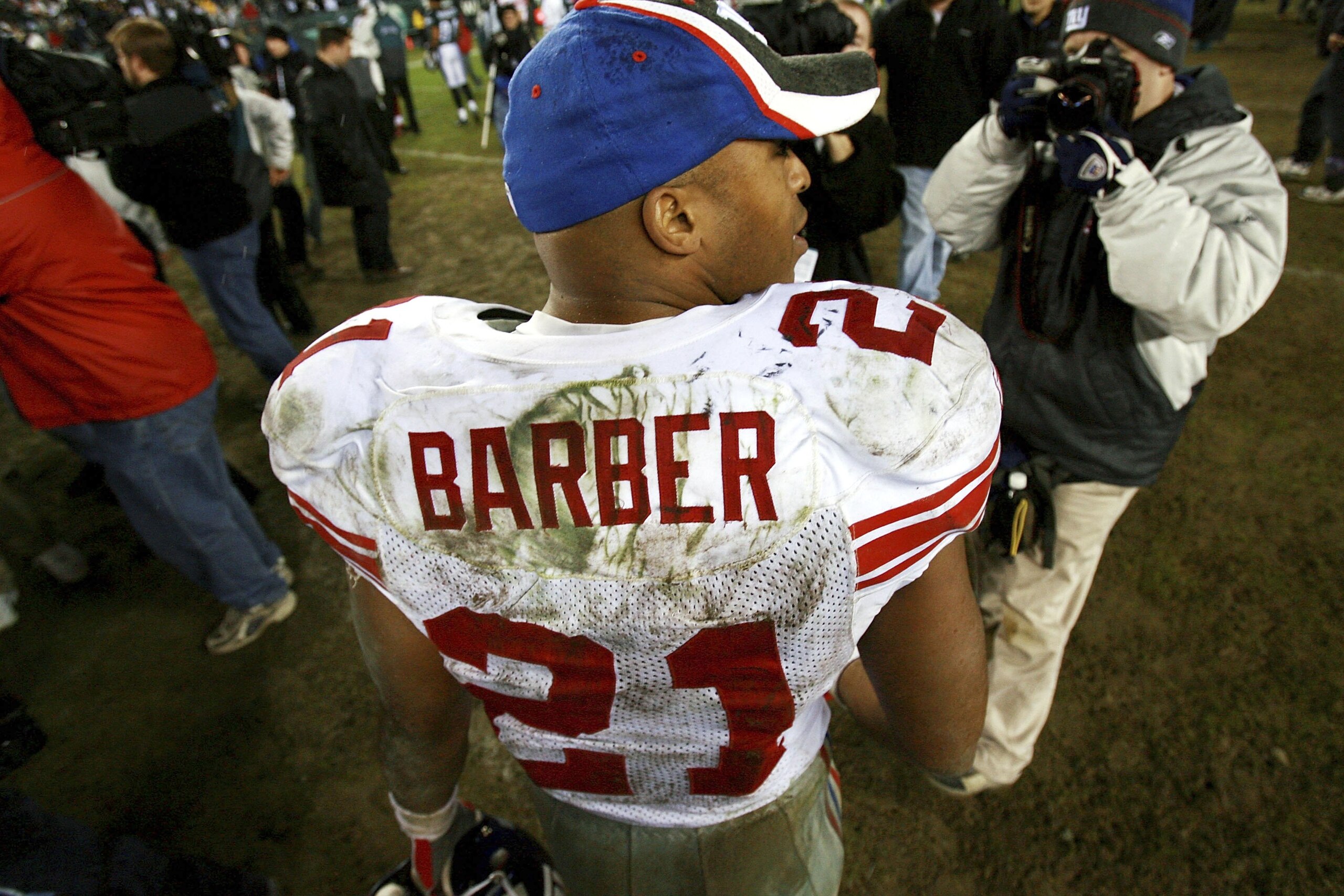 PHILADELPHIA - JANUARY 07: Tiki Barber #21 of the New York Giants waits on the field after losing to the Philadelphia Eagles 23-20 during their NFC Wildcard Playoff game on January 7, 2007 at Lincoln Financial Field in Philadelphia, Pennsylvania. (Photo PHILADELPHIA - JANUARY 07: Tiki Barber #21 of the New York Giants waits on the field after losing to the Philadelphia Eagles 23-20 during their NFC Wildcard Playoff game on January 7, 2007 at Lincoln Financial Field in Philadelphia, Pennsylvania. (Photo