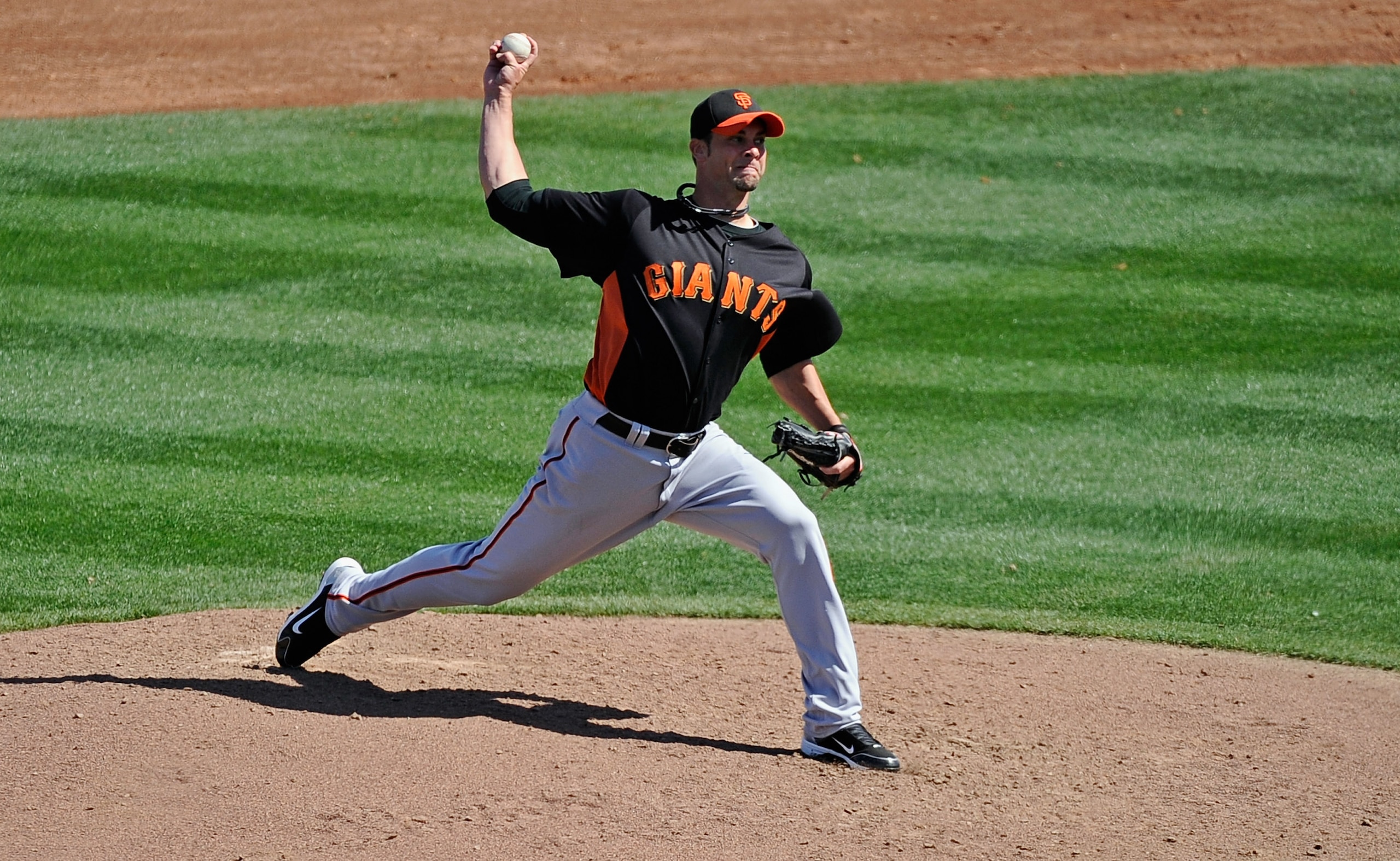 PEORIA, AZ - MARCH 08:  Ryan Vogelsong #32 of the San Francisco Giants throws against the Seattle Mariners during the spring training baseball game against at Peoria Stadium on March 8, 2011 in Peoria, Arizona.  (Photo by Kevork Djansezian/Getty Images)