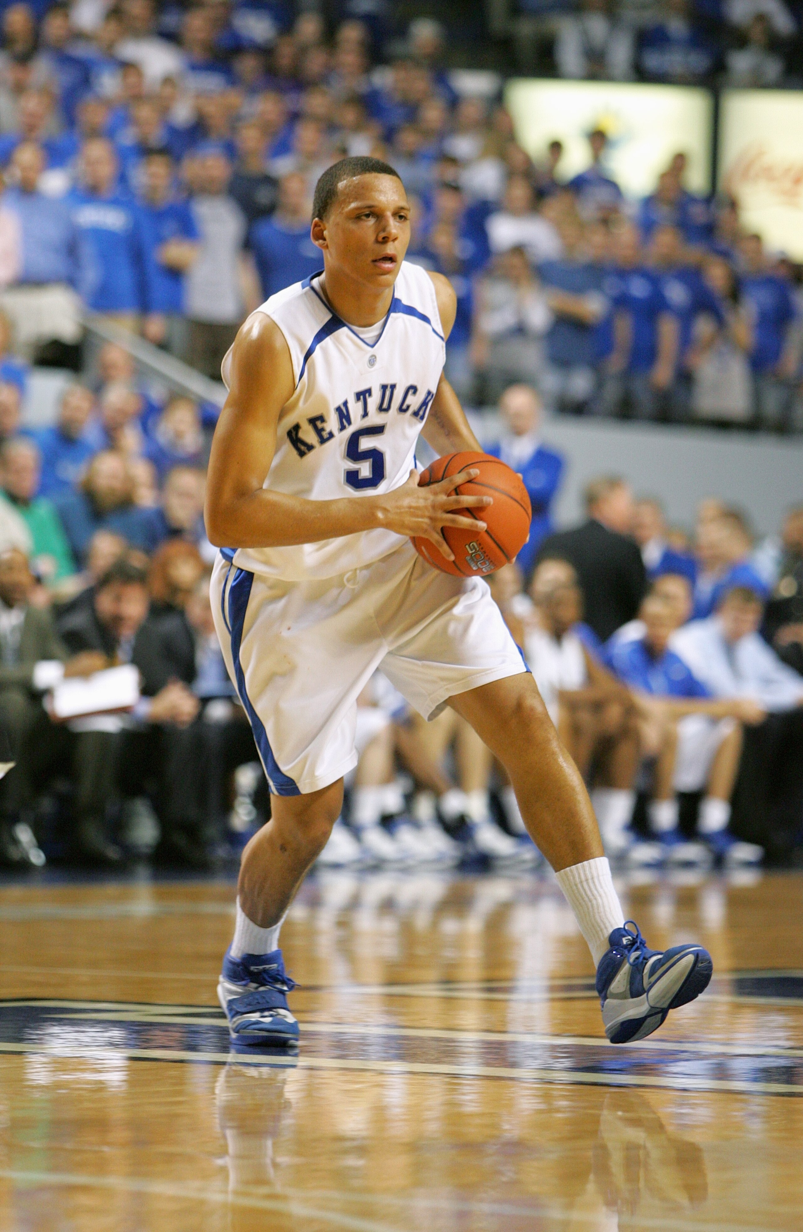 LEXINGTON, KY - JANUARY 20: Derrick Jasper #5 of the Kentucky Wildcats looks to pass the ball against the Vanderbilt Commodores on January 20, 2007 at Rupp Arena in Lexington, Kentucky. Vanderbilt defeated Kentucky, 72-67. (Photo by Andy Lyons/Getty Image