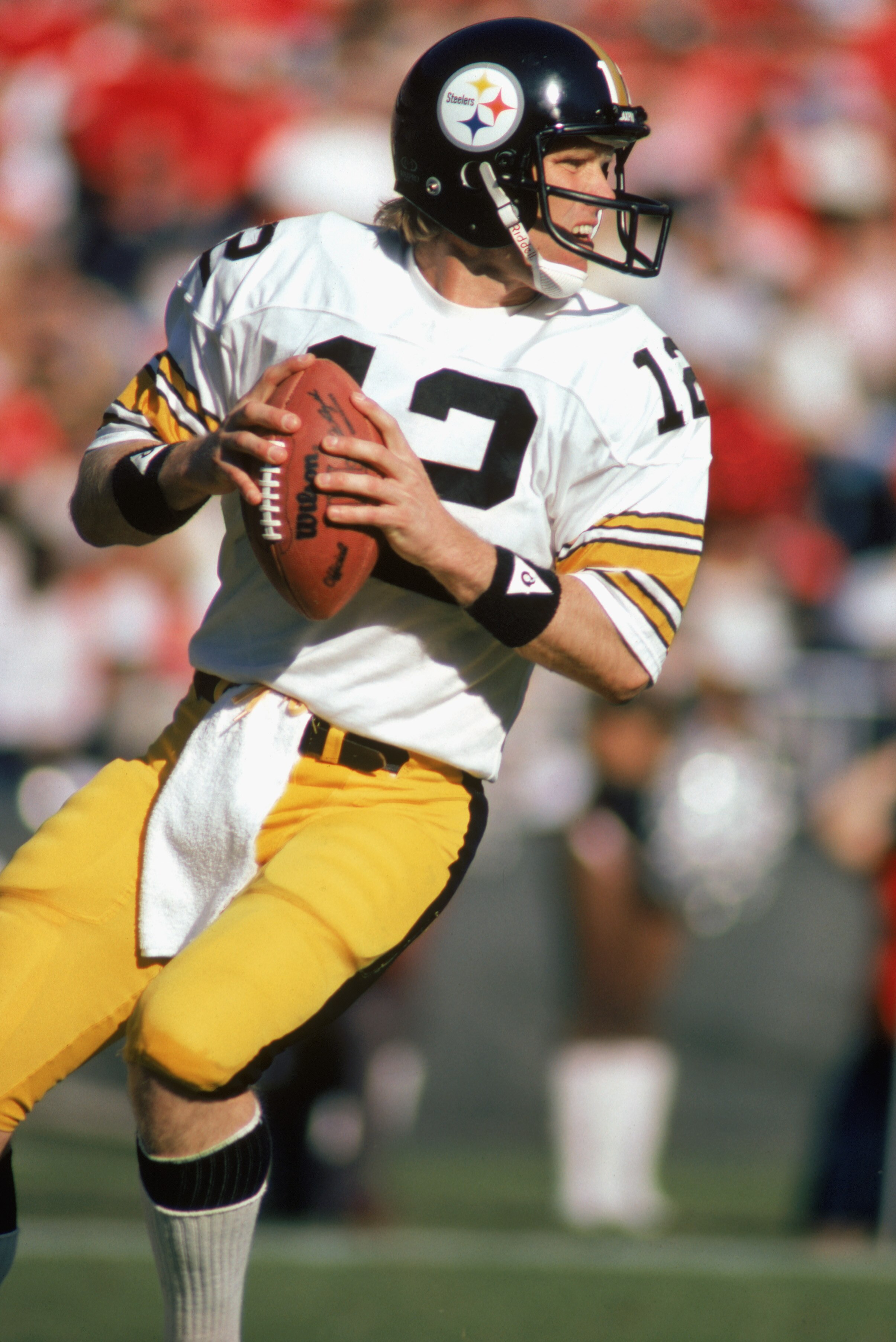 ATLANTA - NOVEMBER 1:  Quarterback Terry Bradshaw #12 of the Pittsburgh Steelers looks for an open man during the game against the Atlanta Falcons at Fulton County Stadium on November 1, 1981 in Atlanta, Georgia. The Steelers defeated the Falcons 34-20.