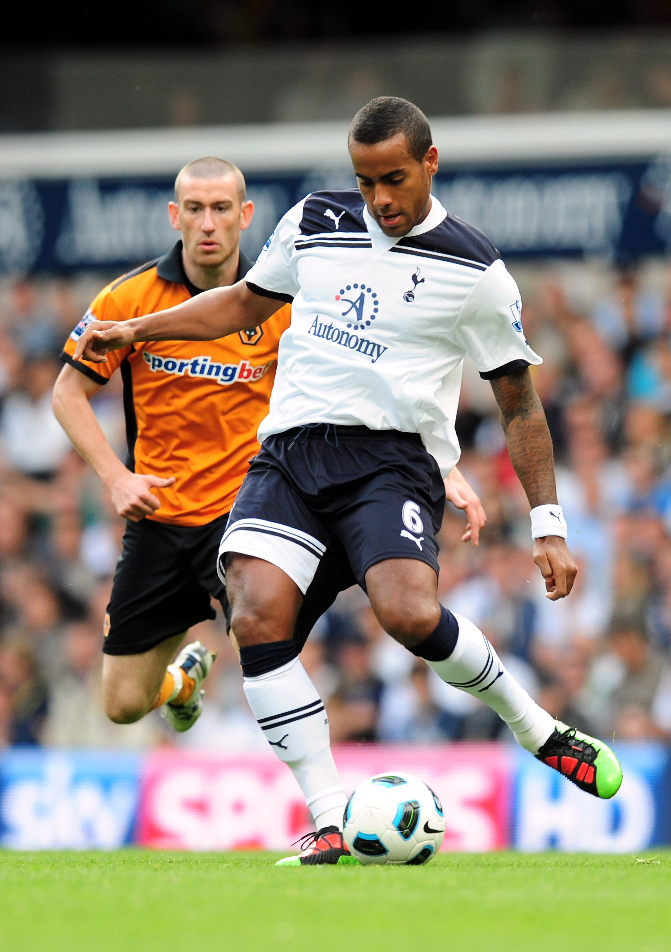 LONDON, ENGLAND - SEPTEMBER 18:  Tom Huddlestone of Spurs passes the ball during the Barclays Premier League match between Tottenham Hotspur and Wolverhampton Wanderers at White Hart Lane on September 18, 2010 in London, England.  (Photo by Mike Hewitt/Ge
