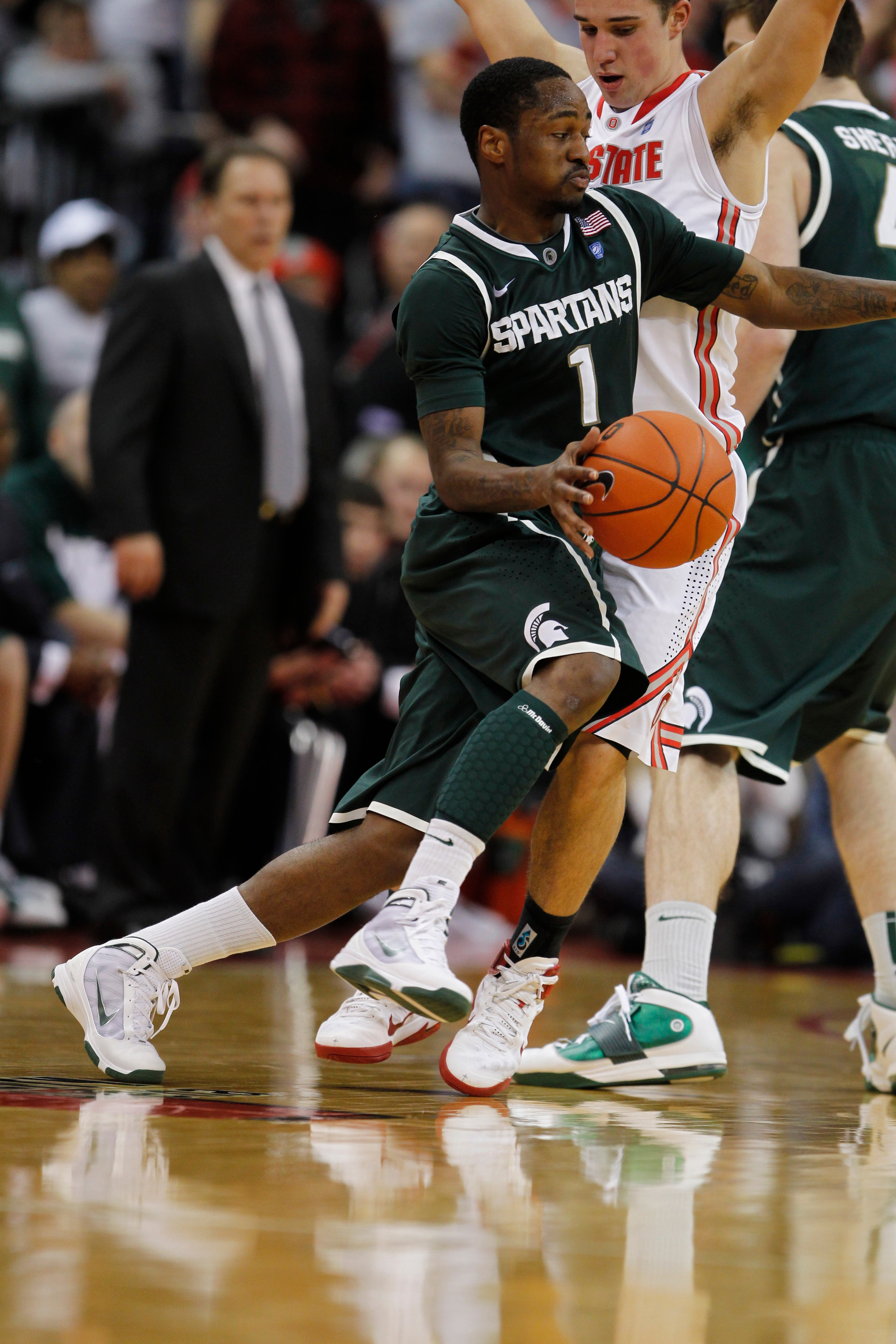 COLUMBUS, OH - FEBRUARY 15:  Kalin Lucas #1 of the Michigan State Spartans controls the ball while playing  the Ohio State Buckues on February 15, 2011 at Value City Arena in Columbus, Ohio.  (Photo by Gregory Shamus/Getty Images)