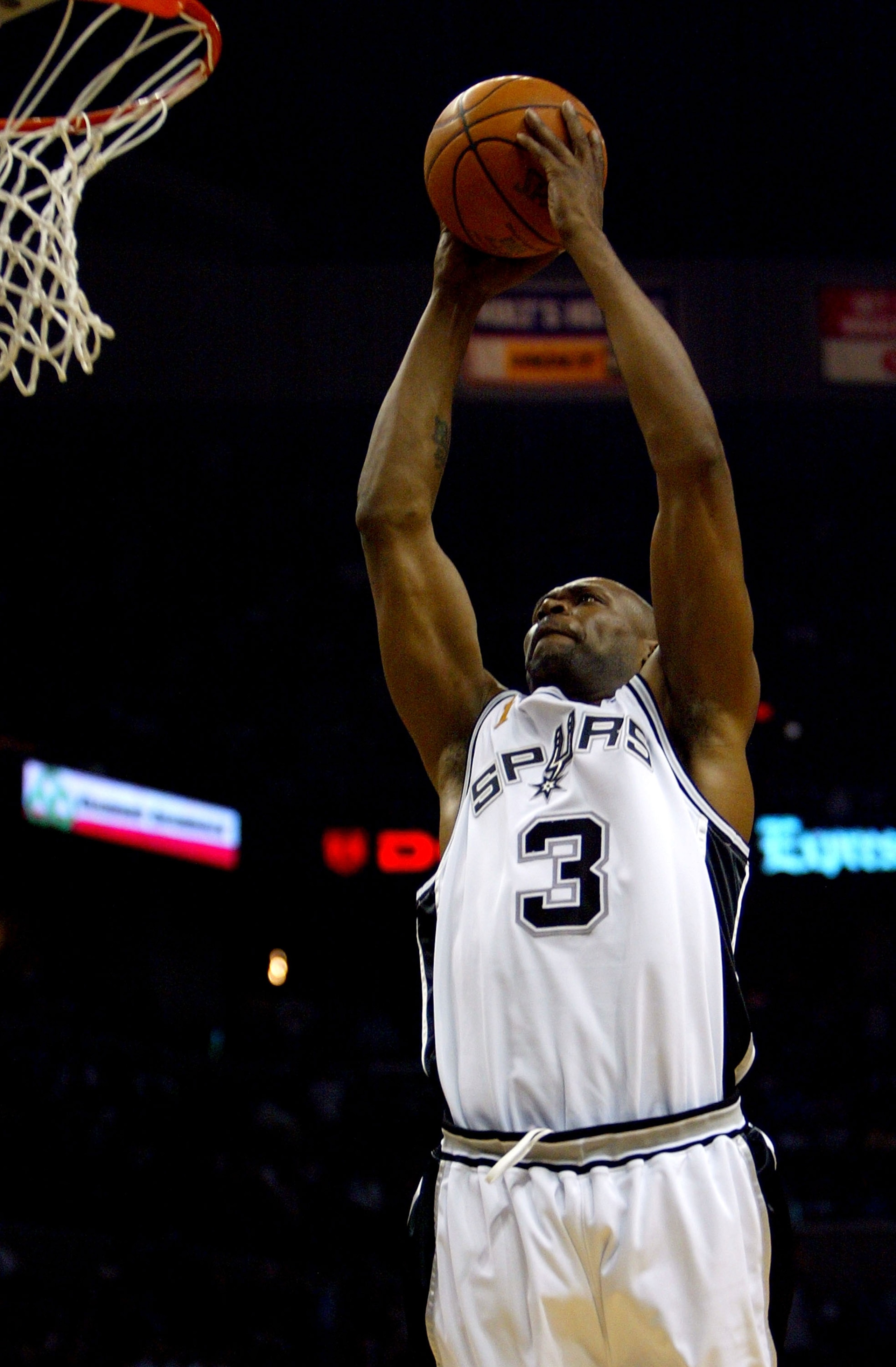 SAN ANTONIO - JUNE 9:  Glenn Robinson #3 of the San Antonio Spurs goes up for a slam dunk in the game against the Detroit Pistons in Game one of the 2005 NBA Finals at SBC Center on June 9, 2005 in San Antonio, Texas.  The Spurs defeated the Pistons 84-69