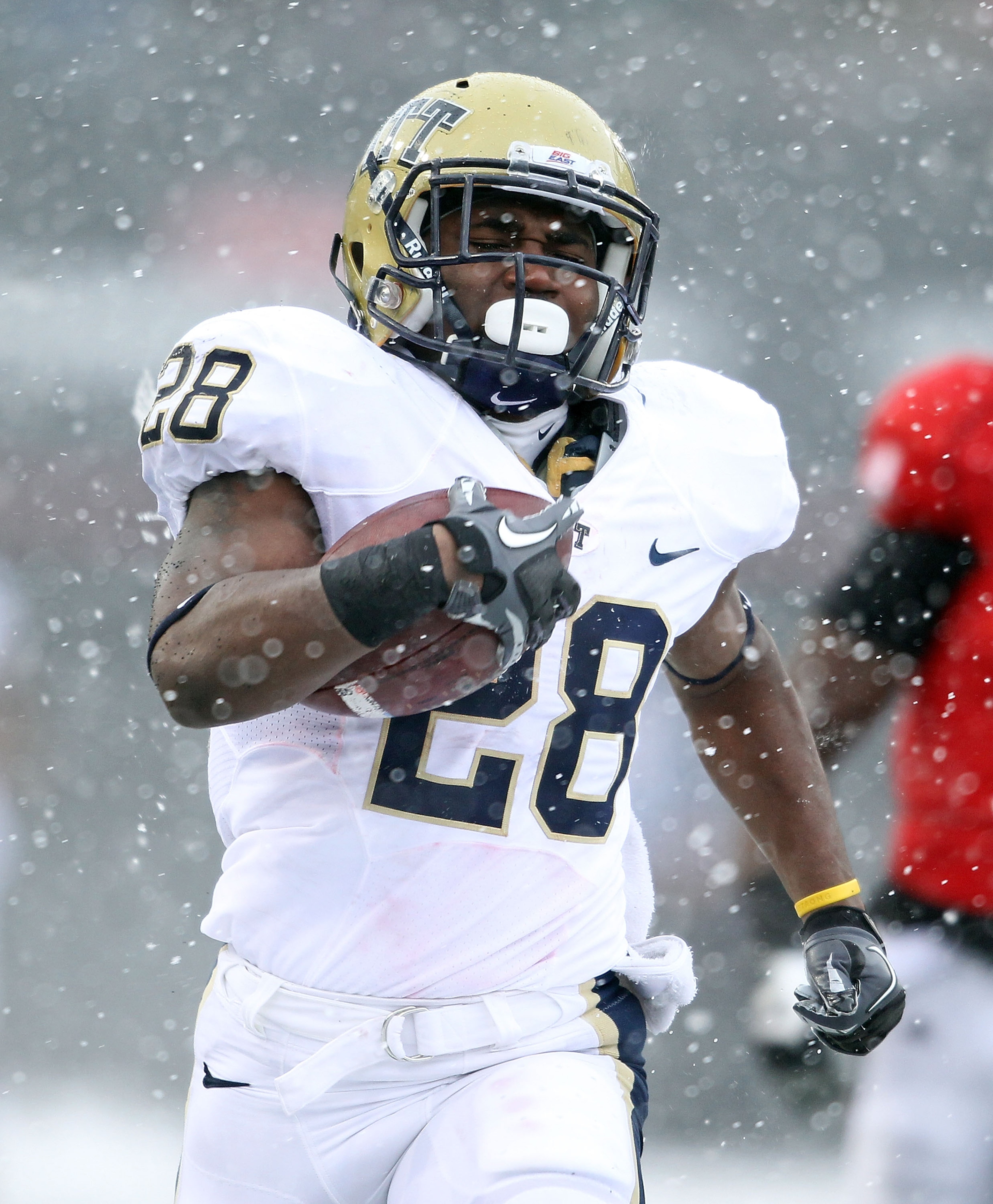 CINCINNATI, OH - DECEMBER 04:  Dion Lewis #28 of the Pittsburgh Panthers runs for a touchdown during the Big East Conference game against the Cincinnati Bearcats at Nippert Stadium on December 4, 2010 in Cincinnati, Ohio.  Pittsburgh won 28-10.  (Photo by