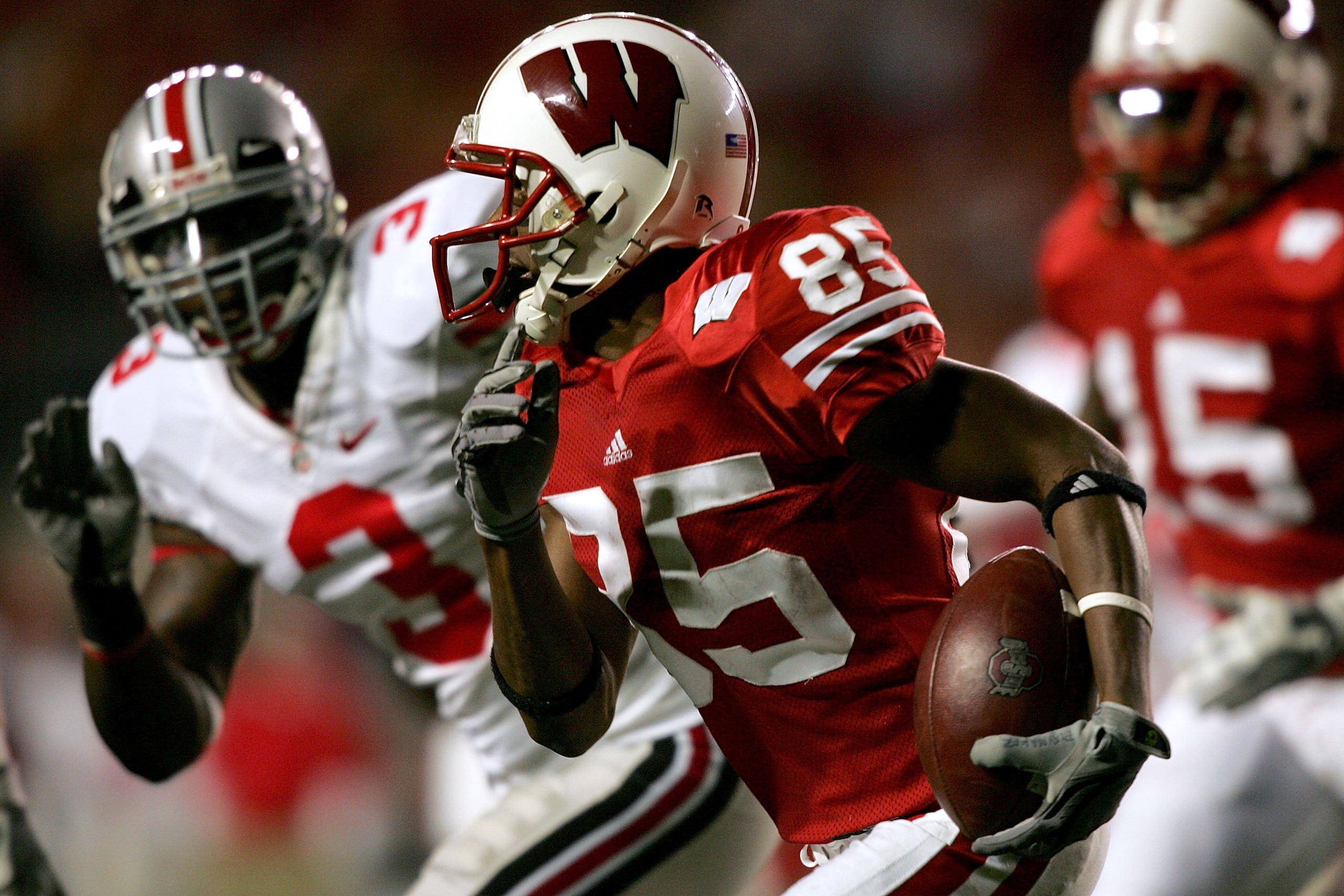 MADISON, WI - OCTOBER 04:  David Gilreath #85 of the Wisconsin Badgers returns a kickoff against the Ohio State Buckeyes at Camp Randall Stadium  October 4, 2008 in Madison, Wisconsin.  (Photo by Matthew Stockman/Getty Images)