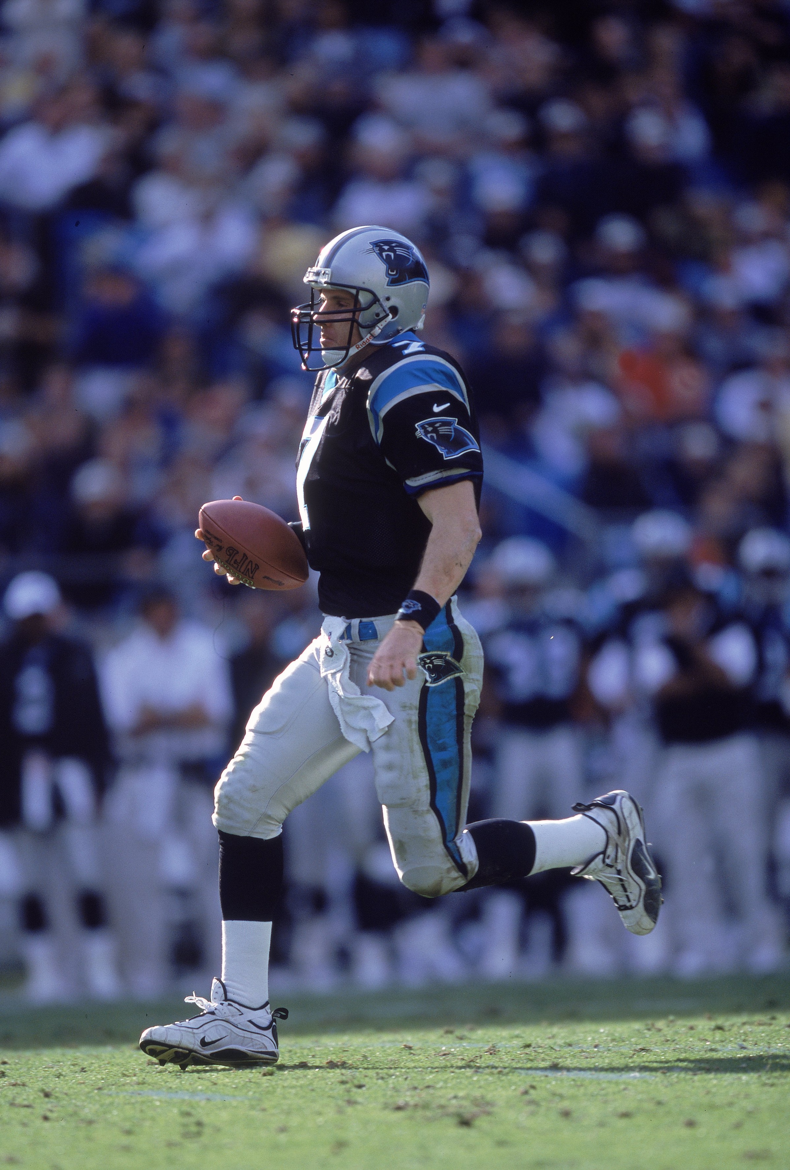 12 Nov 2000:   Quarterback Steve Beuerlein #7 of the Carolina Panthers runs with the ball during the game against the New Orleans Saints at the Ericsson Stadium in Charlotte, North Carolina.  The Panthers defeated the Saints 20-10.Mandatory Credit: Craig