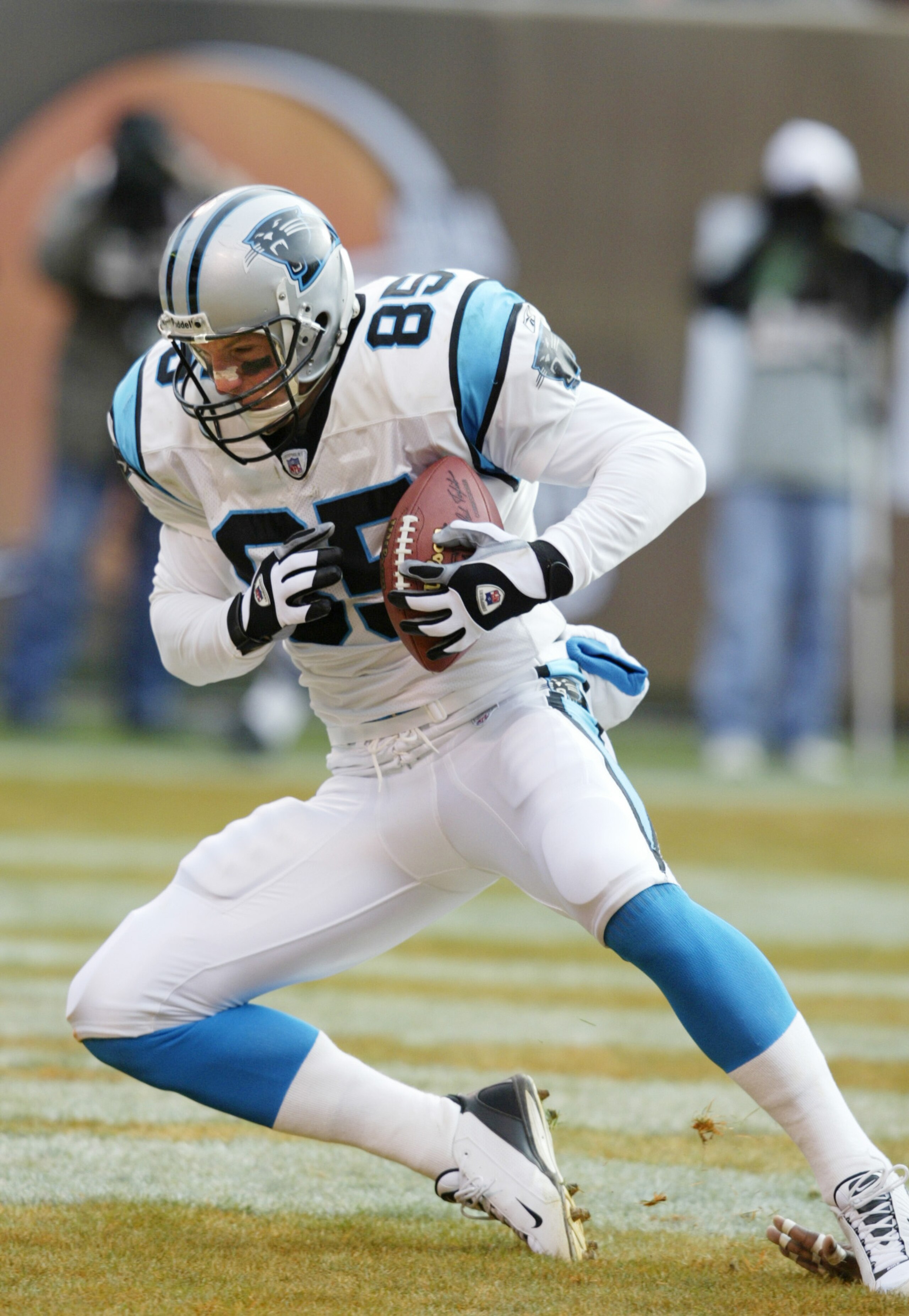 CLEVELAND - DECEMBER 1:  Wesley Walls #85 of the Carolina Panthers catches a touchdown pass in the first half against the Cleveland Browns on December 1, 2002 at Browns Stadium in Cleveland, Ohio.  Carolina won the game 13-6. (Photo by Tom Pidgeon/Getty I