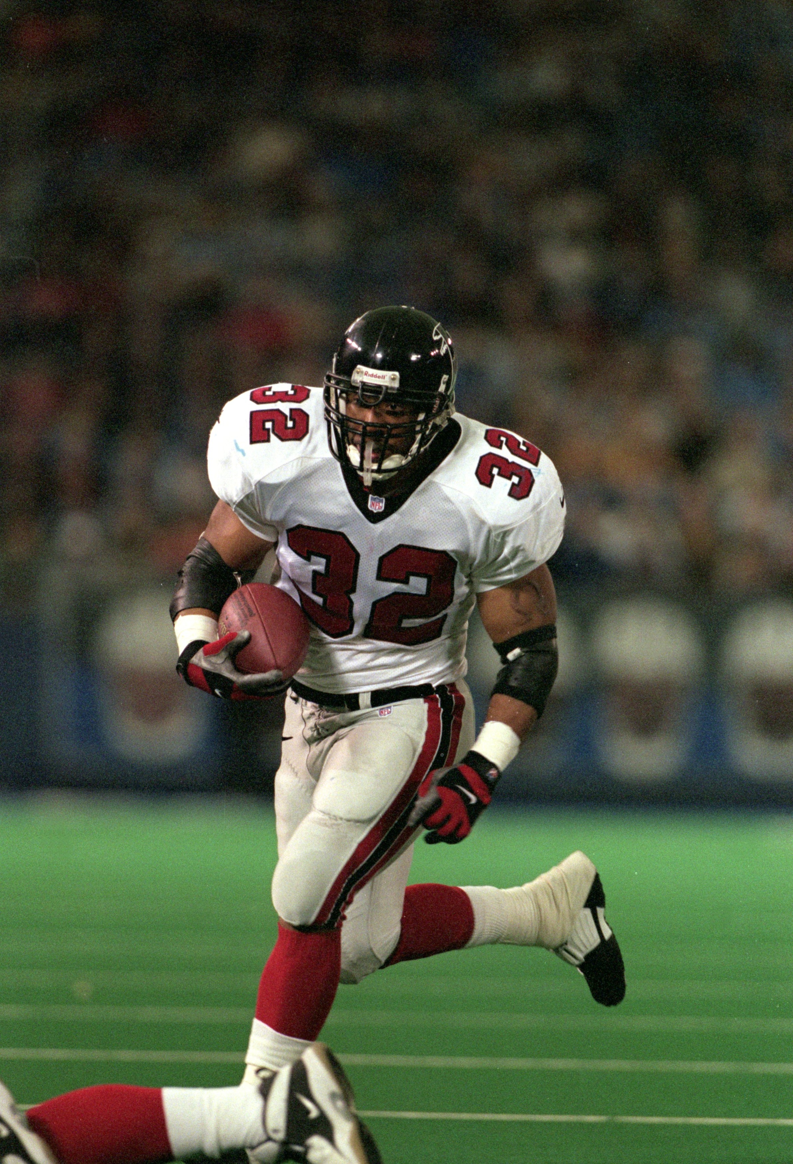12 Nov 2000:  Jamal Anderson #32 of the Atlanta Falcons moves with the ball during the game against the Detroit Lions at the Silverdome in Pontiac, Michigan.  The Lions defeated the Falcons 13-10.Mandatory Credit: Tom Pidgeon  /Allsport