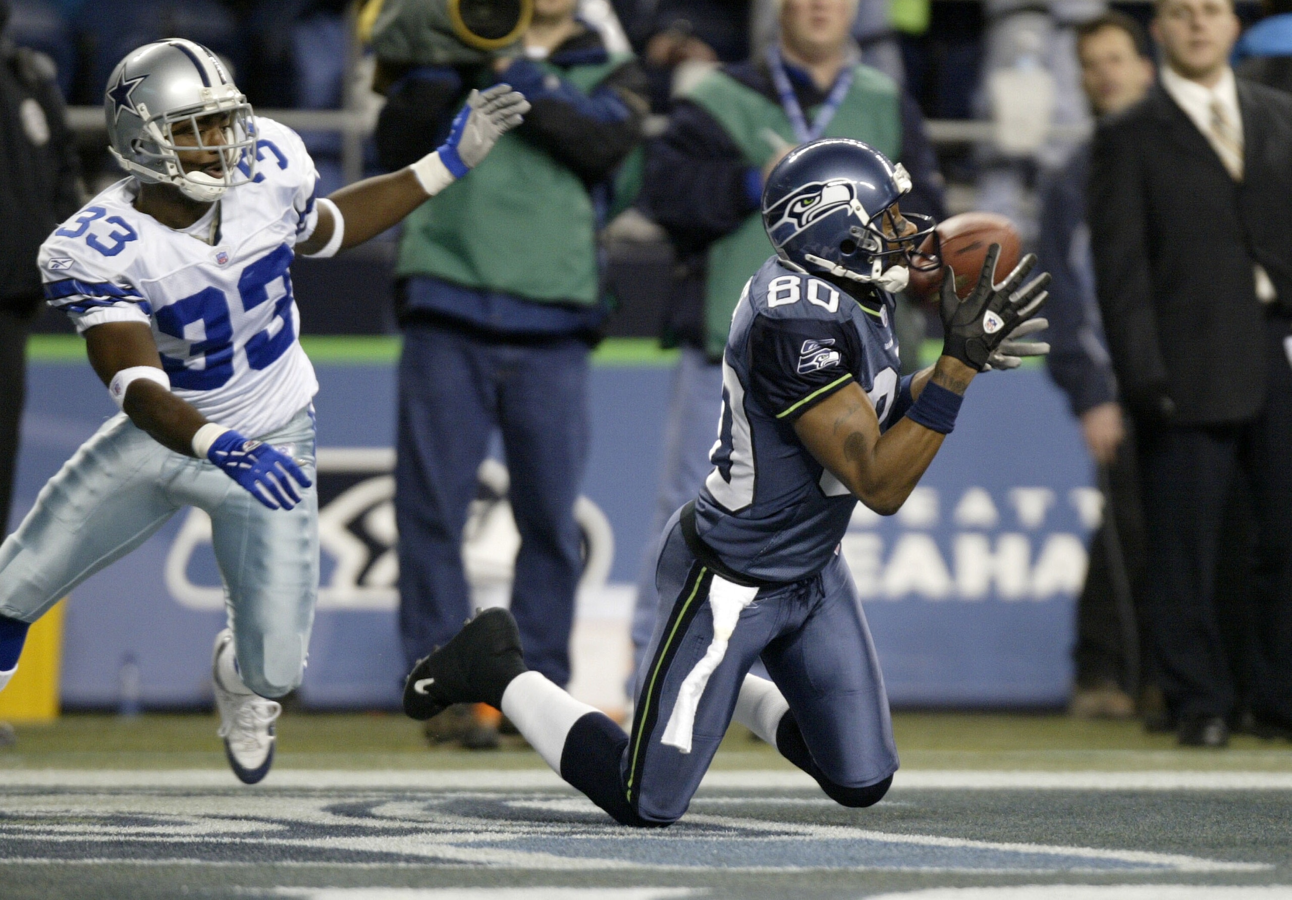 SEATTLE - DECEMBER 6:  Wide receiver Jerry Rice #80 of the Seattle Seahawks makes a 27 yard touchdown catch in the first quarter against Nathan Jones #33 of the Dallas Cowboys on December 6, 2004 at Qwest Field in Seattle, Washington. The catch moved Rice