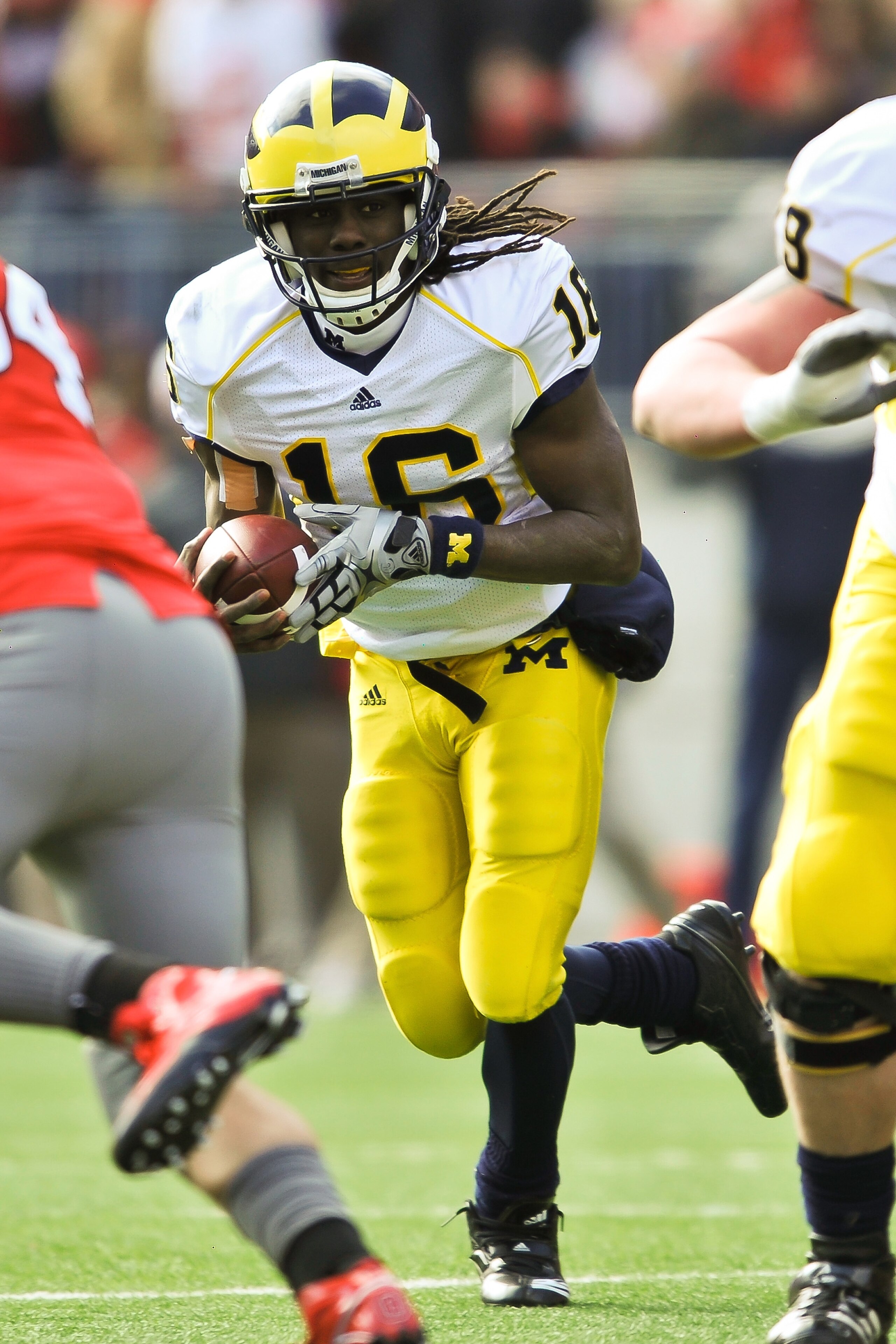 COLUMBUS, OH - NOVEMBER 27:  Quarterback Denard Robinson #16 of the Michigan Wolverines runs with the ball against the Ohio State Buckeyes at Ohio Stadium on November 27, 2010 in Columbus, Ohio.  (Photo by Jamie Sabau/Getty Images)