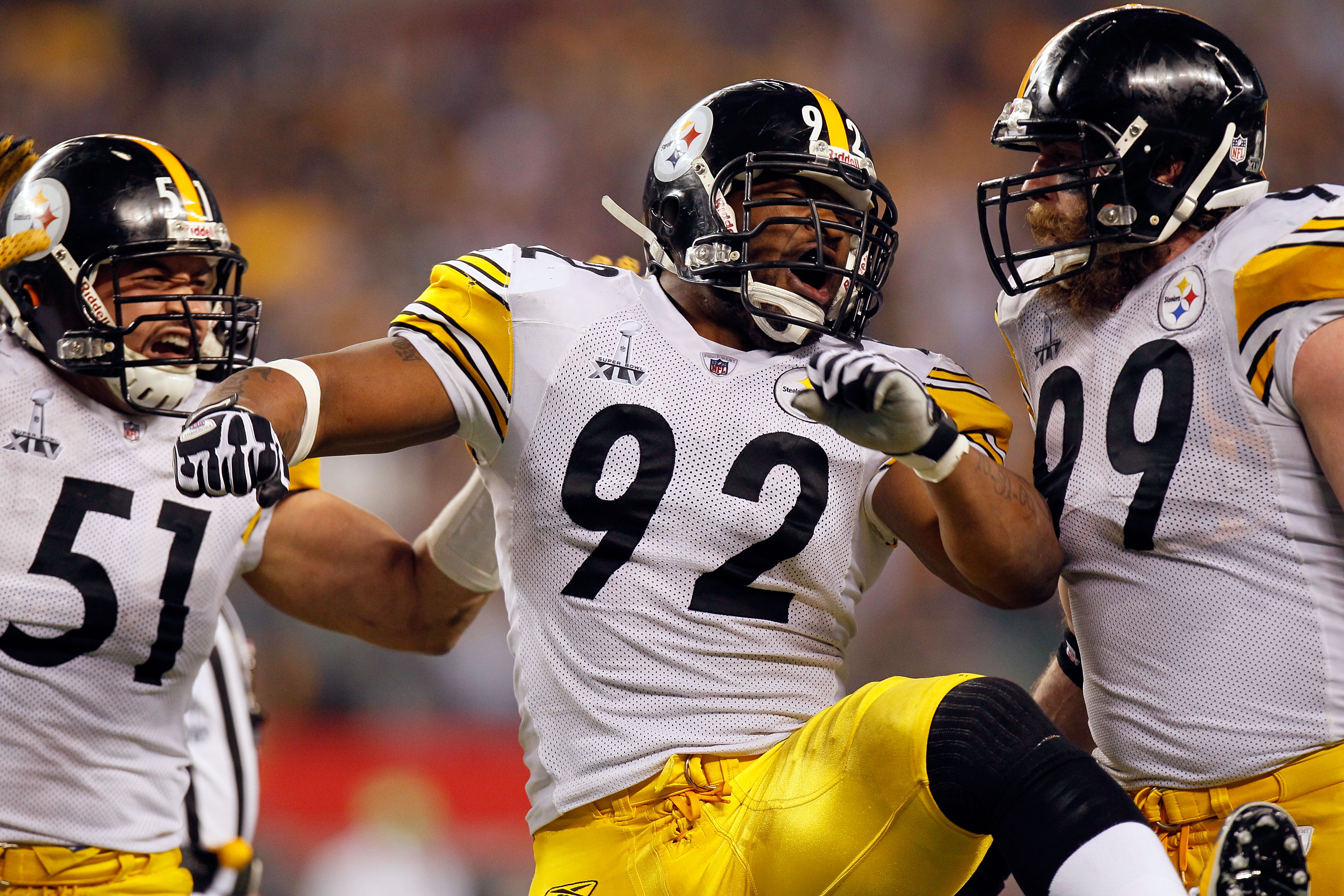 Pittsburgh Steelers James Farrior (L) adjusts the helmet on