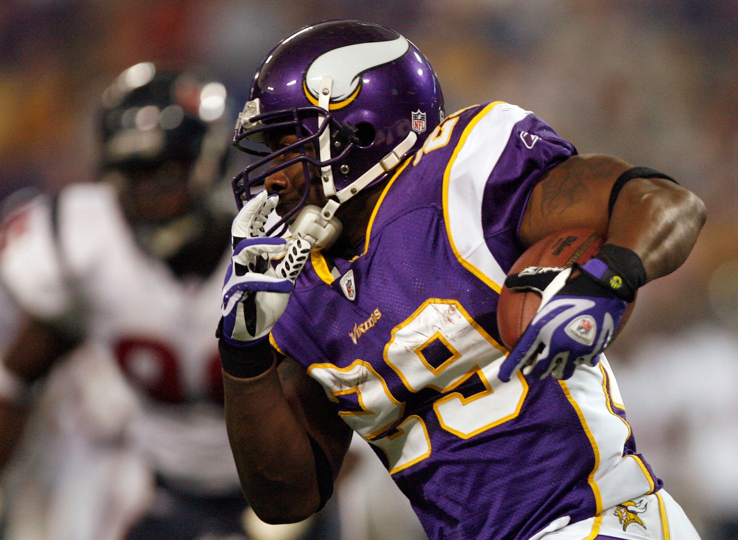 MINNEAPOLIS - NOVEMBER 02:  Chester Taylor #29 of the Minnesota Vikings carrries the ball against the Houston Texans during the second quarter at the Hubert H. Humphrey Metrodome on November 2, 2008 in Minneapolis, Minnesota.  (Photo by Harry How/Getty Im