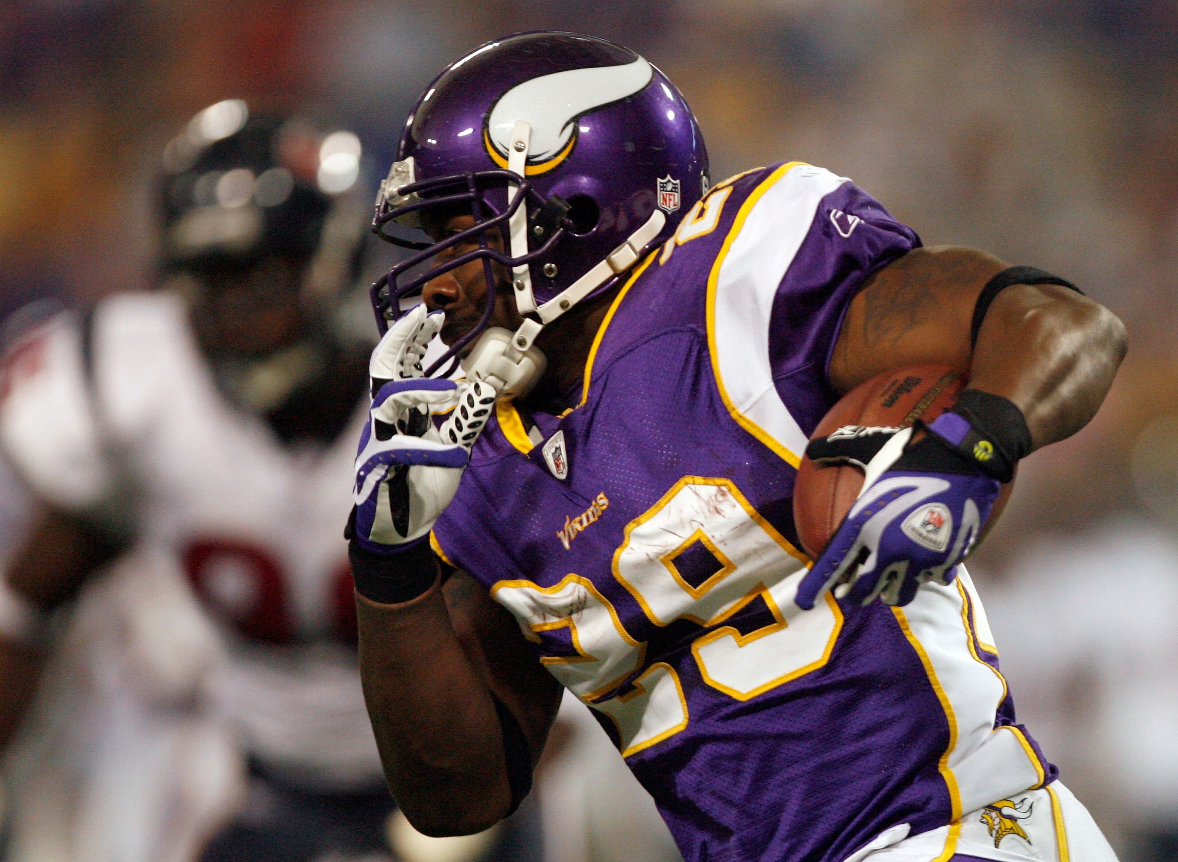 MINNEAPOLIS - NOVEMBER 02: Chester Taylor #29 of the Minnesota Vikings carrries the ball against the Houston Texans during the second quarter at the Hubert H. Humphrey Metrodome on November 2, 2008 in Minneapolis, Minnesota. (Photo by Harry How/Getty Im MINNEAPOLIS - NOVEMBER 02: Chester Taylor #29 of the Minnesota Vikings carrries the ball against the Houston Texans during the second quarter at the Hubert H. Humphrey Metrodome on November 2, 2008 in Minneapolis, Minnesota. (Photo by Harry How/Getty Im