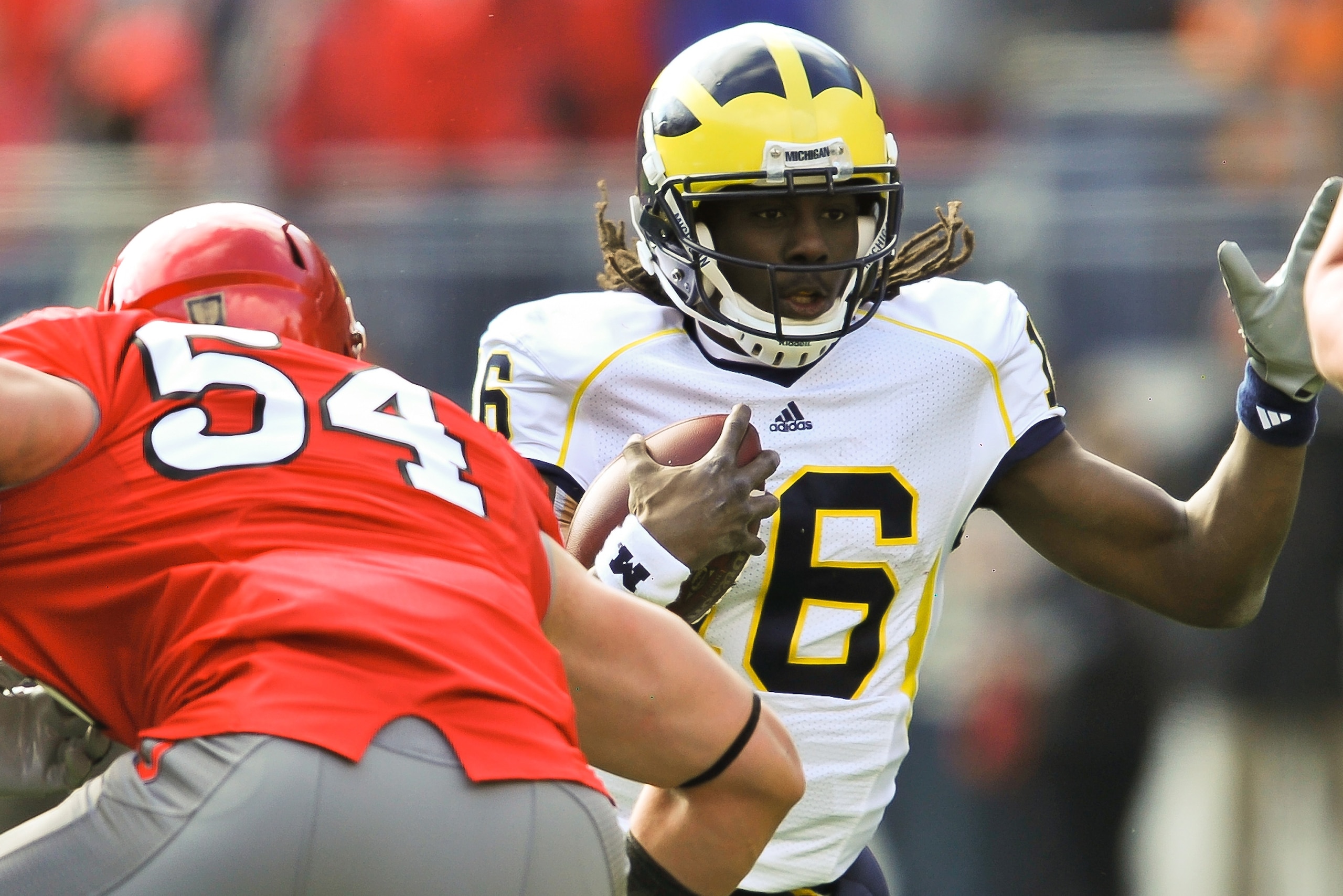 COLUMBUS, OH - NOVEMBER 27:  Quarterback Denard Robinson #16 of the Michigan Wolverines runs with the ball against the Ohio State Buckeyes at Ohio Stadium on November 27, 2010 in Columbus, Ohio.  (Photo by Jamie Sabau/Getty Images)