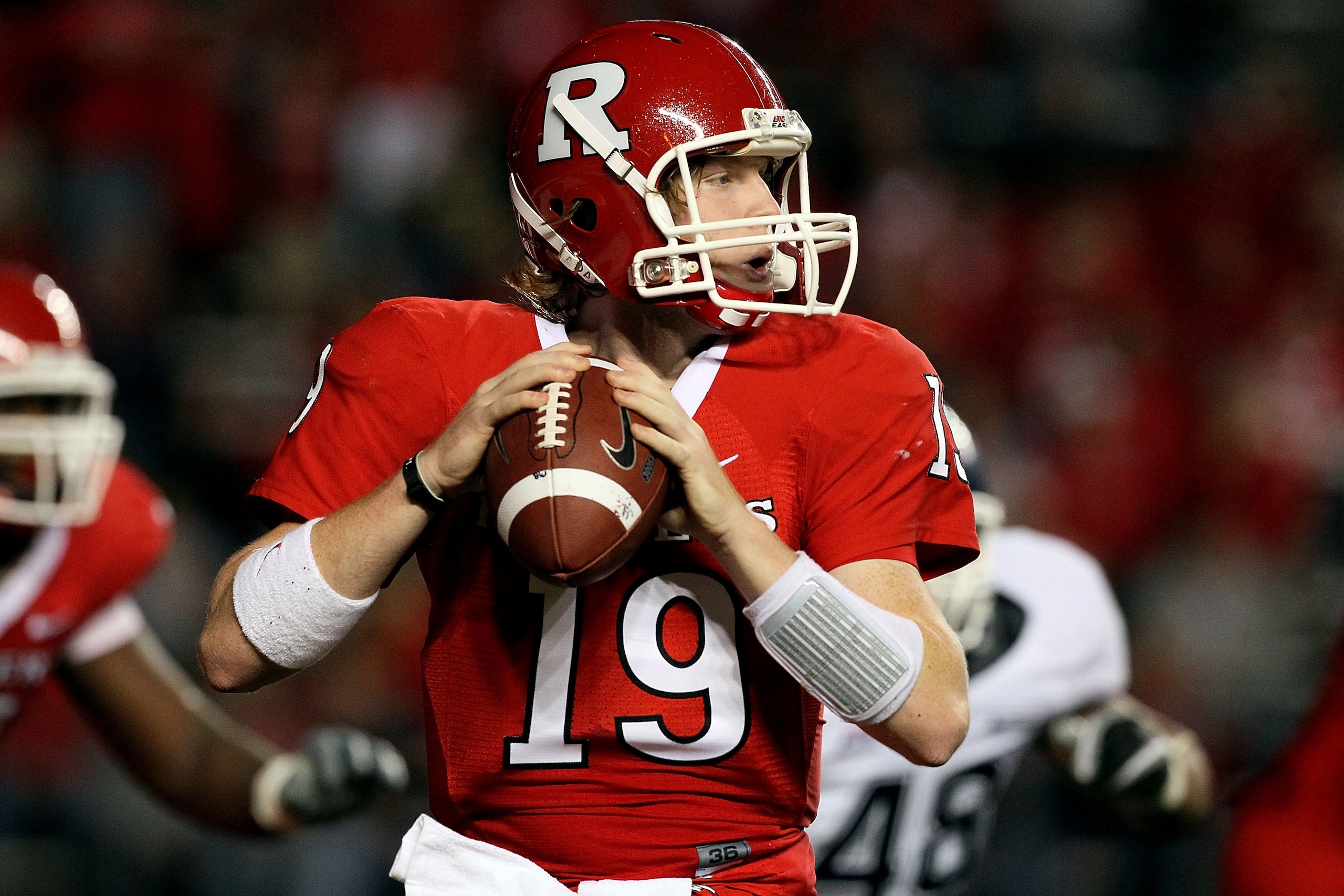 PISCATAWAY, NJ - OCTOBER 08:  Chas Dodd #19 of the Rutgers Scarlet Knights throws a pass against the Connecticut Huskies at Rutgers Stadium on October 8, 2010 in Piscataway, New Jersey.  (Photo by Jim McIsaac/Getty Images)