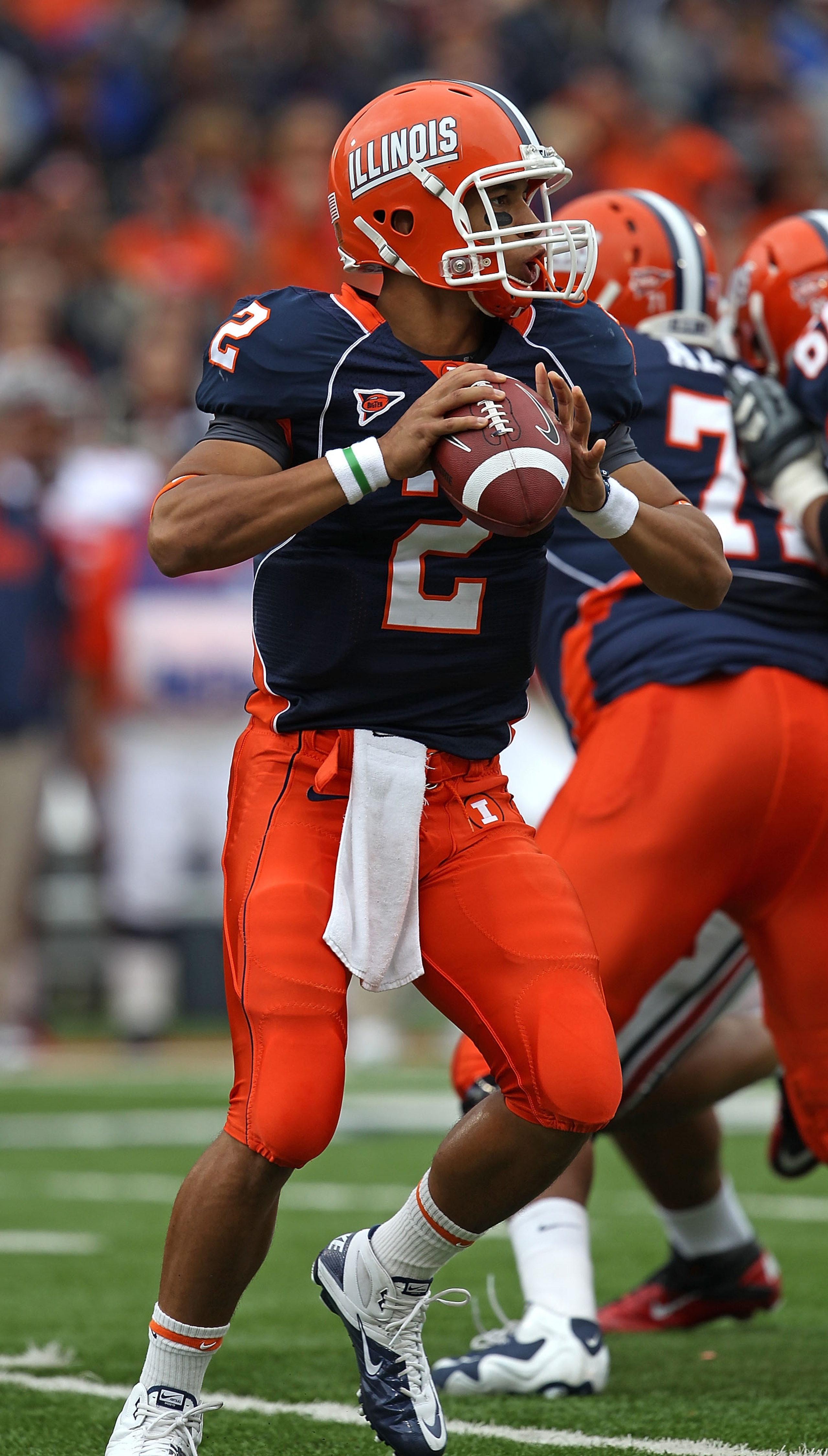 CHAMPAIGN, IL - OCTOBER 02: Nathan Scheelhaase #2 of the Illinois Fighting Illini looks for a receiver against the Ohio State Buckeyes at Memorial Stadium on October 2, 2010 in Champaign, Illinois. Ohio State defeated Illinois 24-13. (Photo by Jonathan Da