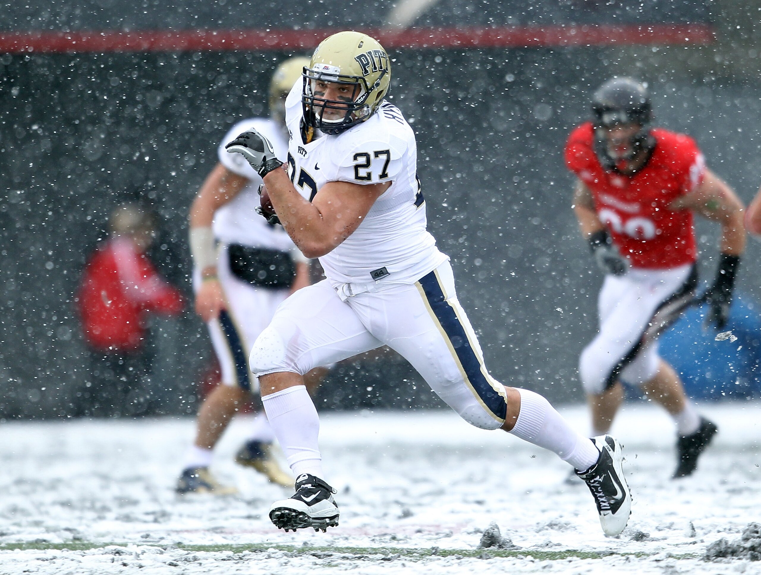 CINCINNATI, OH - DECEMBER 04:  Henry Hynoski #27 of the Pittsburgh Panthers runs with the ball during the Big East Conference game against the Cincinnati Bearcats at Nippert Stadium on December 4, 2010 in Cincinnati, Ohio.  Pittsburgh won 28-10.  (Photo b