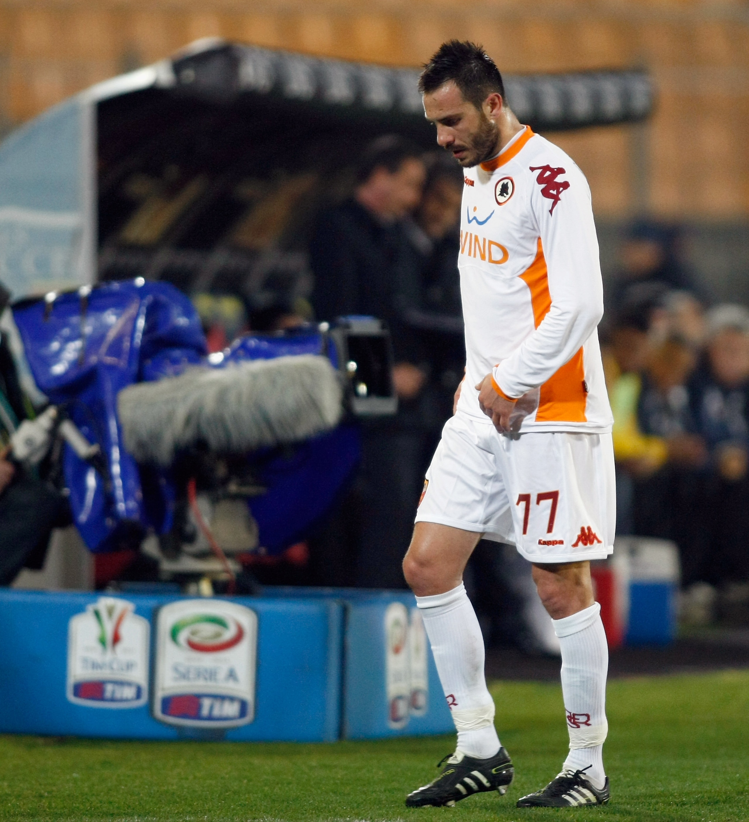 LECCE, ITALY - MARCH 04:  Marco Cassetti of Roma leaves the field after receiving an injury during the Serie A match between US Lecce and AS Roma at Stadio Via del Mare on March 4, 2011 in Lecce, Italy.  (Photo by Maurizio Lagana/Getty Images)