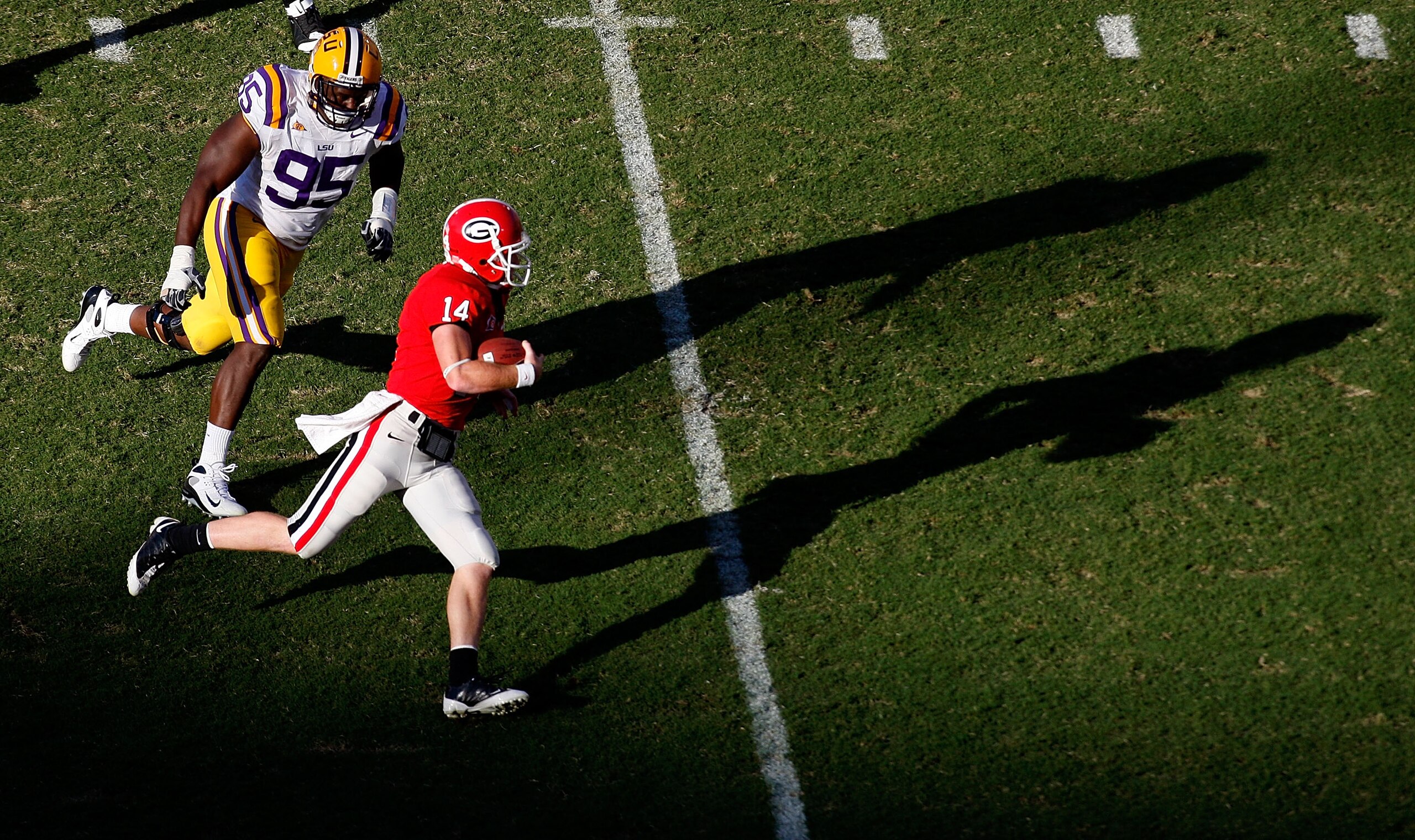 ATHENS, GA - OCTOBER 03:  Lazarius Levingston #95 of the Louisiana State University Tigers gives chase to quarterback Joe Cox #14 of the Georgia Bulldogs at Sanford Stadium on October 3, 2009 in Athens, Georgia. (Photo by Kevin C. Cox/Getty Images)