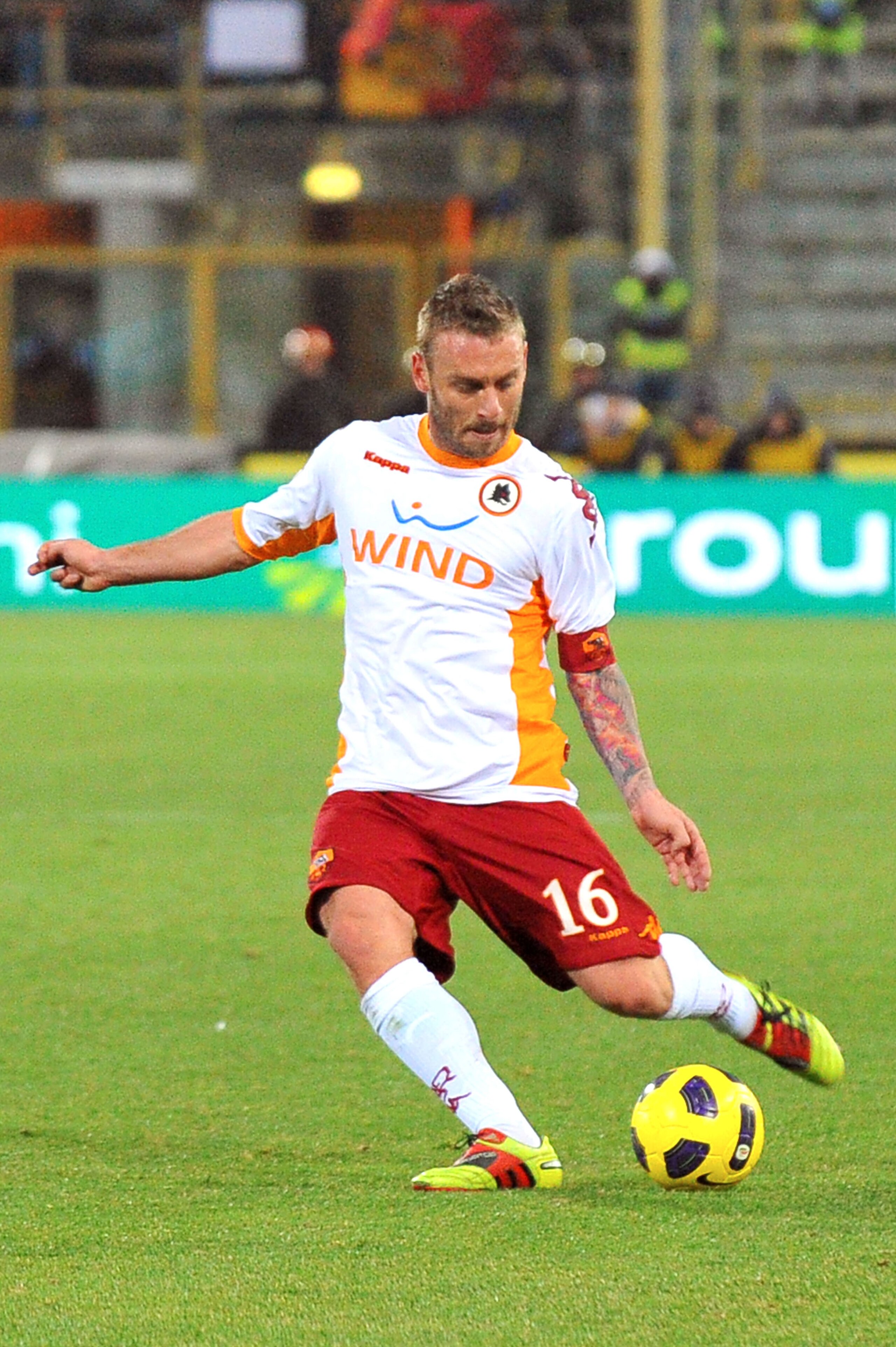 BOLOGNA, ITALY - FEBRUARY 23:  Daniele De Rossi captain of Roma in action during the Serie A match between Bologna FC and AS Roma at Stadio Renato Dall'Ara on February 23, 2011 in Bologna, Italy.  (Photo by Roberto Serra/Getty Images)