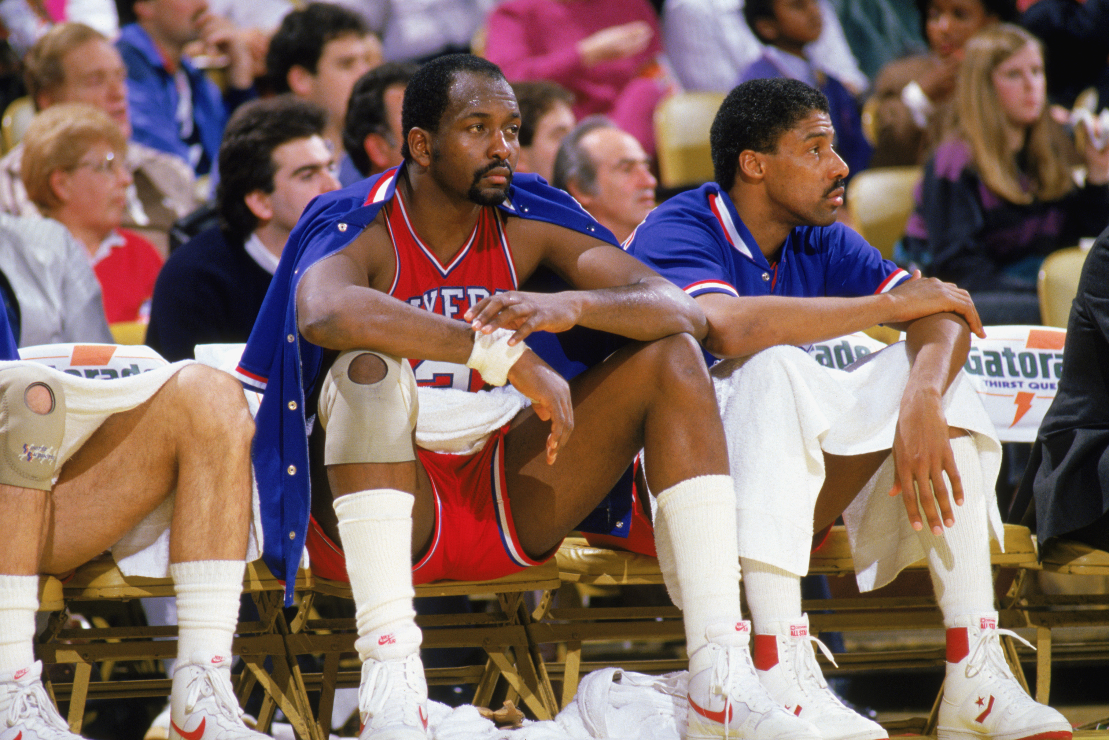 1985:  Moses Malone #2 (left) and Julius Erving #6 of the Philadelphia 76ers sit on the bench during the 1985-1986 NBA season.  (Photo by Rick Stewart/Getty Images)