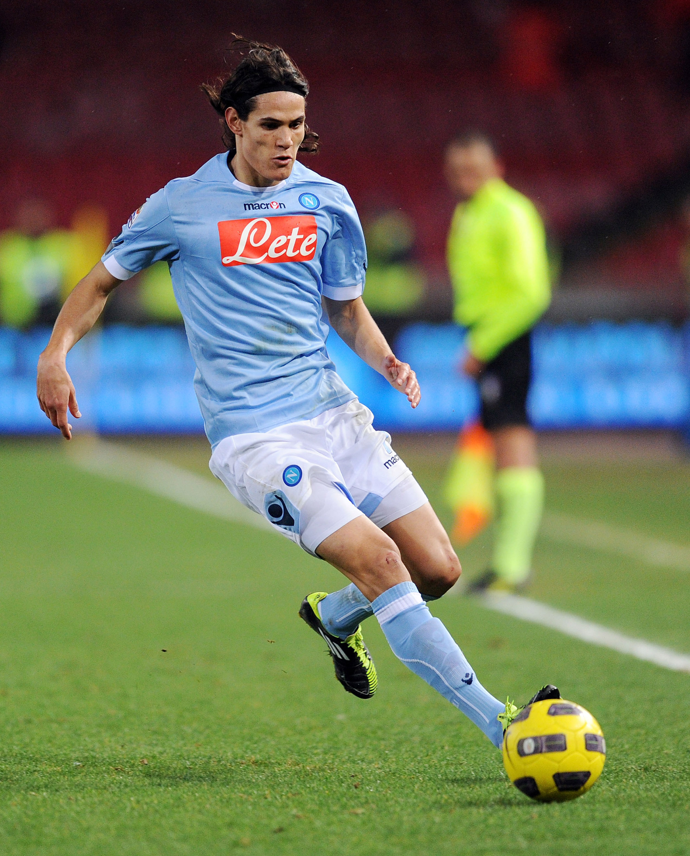 NAPLES, ITALY - FEBRUARY 20:  Edinson Cavani of Napoli in action during the Serie A match between SSC Napoli and Catania Calcio at Stadio San Paolo on February 20, 2011 in Naples, Italy.  (Photo by Giuseppe Bellini/Getty Images)
