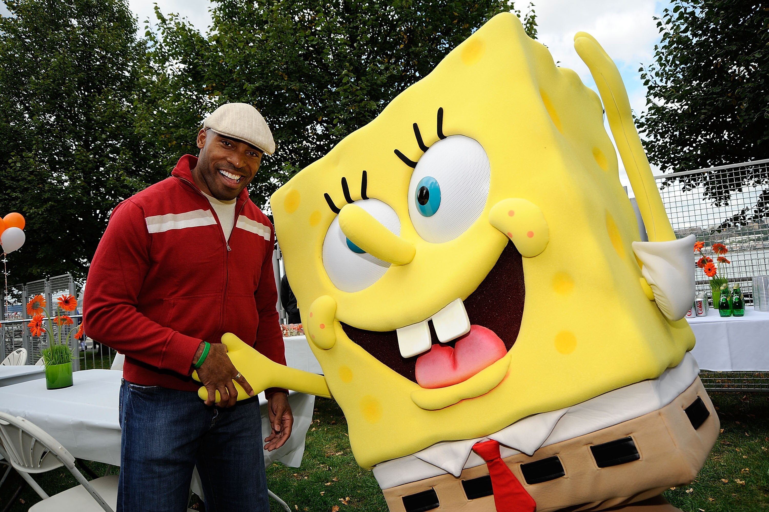 NEW YORK - SEPTEMBER 26:  Former NFL player and TV personality Tiki Barber poses with Spongebob character backstage at Nickelodeon's Sixth Annual Worldwide Day of Play with NYC Big Brothers and Big Sisters at Riveride Park on September 26, 2009 in New Yor