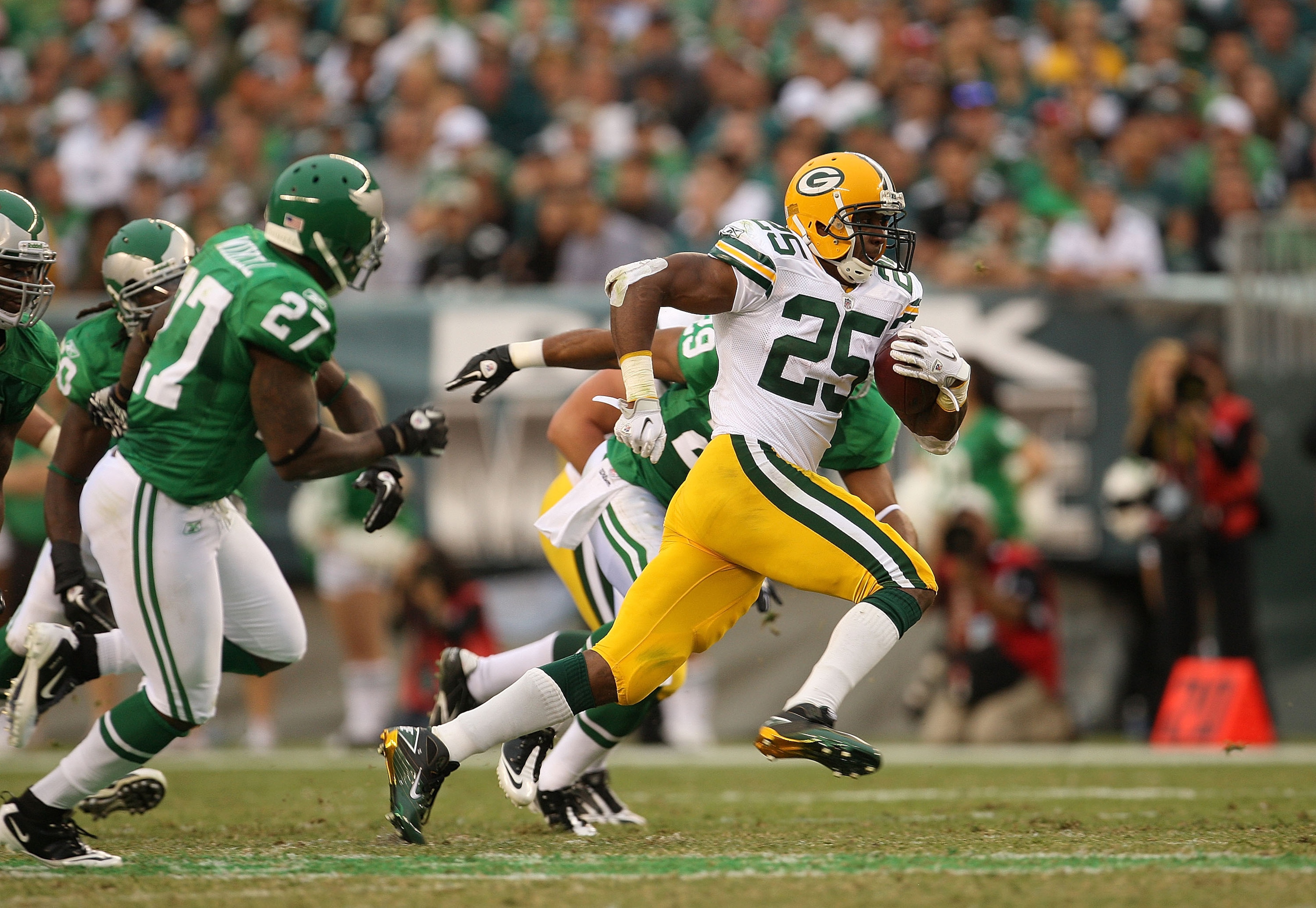 PHILADELPHIA - SEPTEMBER 12: Ryan Grant #25 of the Green Bay Packers rushes after a catch during a game against the Philadelphia Eagles at Lincoln Financial Field on September 12, 2010 in Philadelphia, Pennsylvania. (Photo by Mike Ehrmann/Getty Images) PHILADELPHIA - SEPTEMBER 12: Ryan Grant #25 of the Green Bay Packers rushes after a catch during a game against the Philadelphia Eagles at Lincoln Financial Field on September 12, 2010 in Philadelphia, Pennsylvania. (Photo by Mike Ehrmann/Getty Images)
