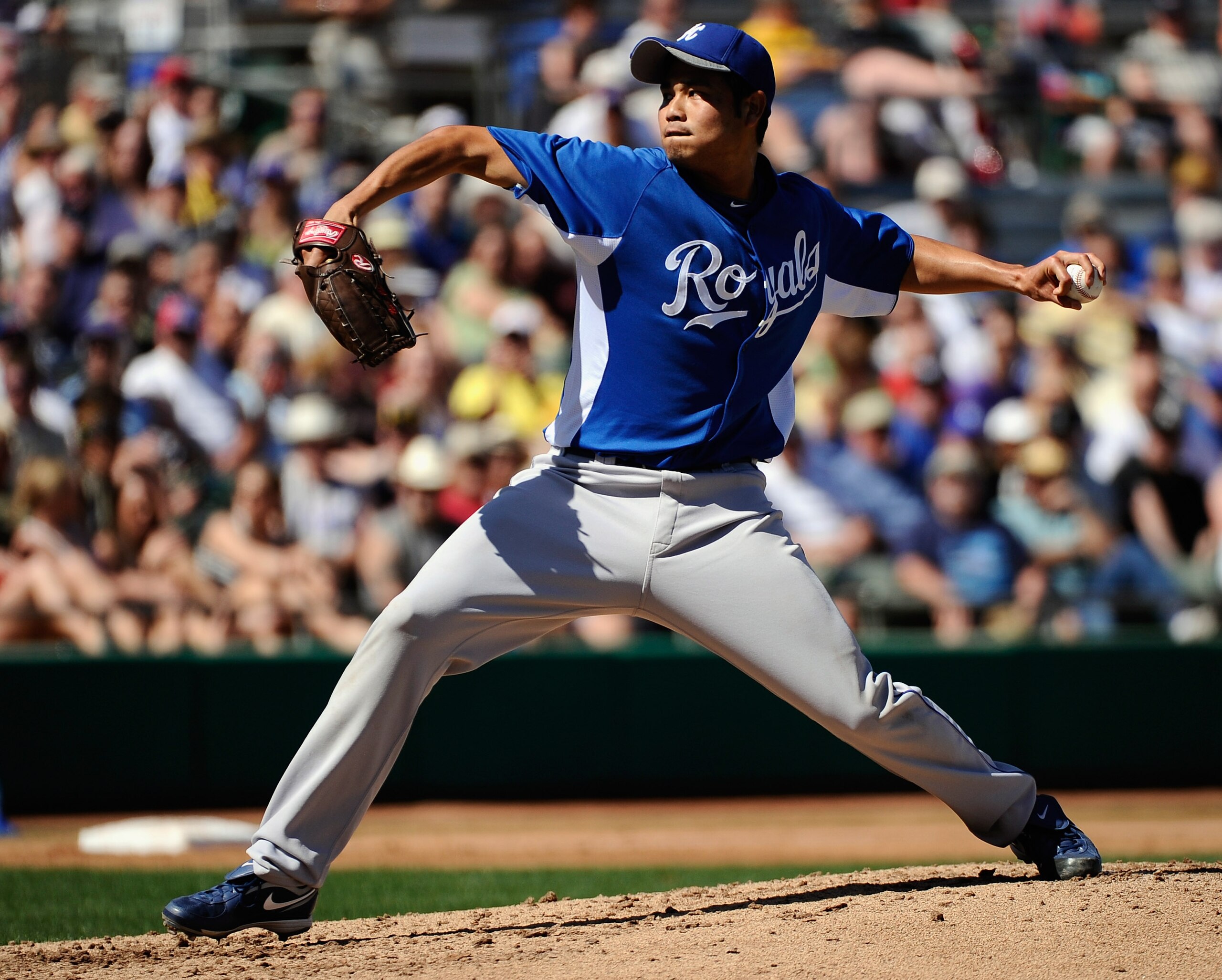 MESA, AZ - MARCH 09:  Pitcher Bruce Chen #52 of the Kansas City Royals throws a ptich against the Chicago Cubs during the spring training baseball game at HoHoKam Stadium on March 9, 2011 in Mesa, Arizona.  (Photo by Kevork Djansezian/Getty Images)