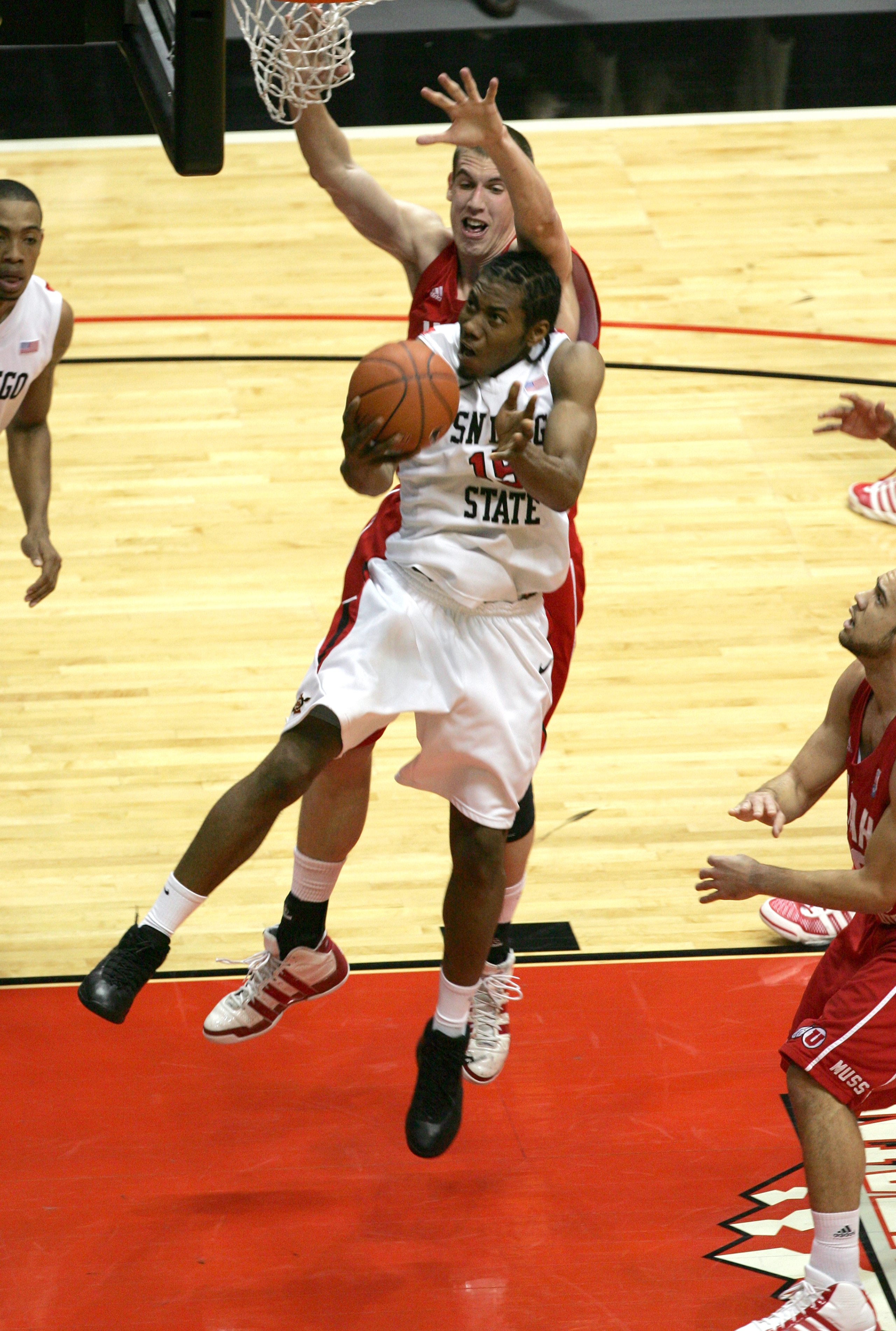 SAN DIEGO, CA - FEBRUARY 8: Kawhi Leonard #23 of San Diego State shoots the ball against David Foster #51 of Utah at Cox Arena on February 8, 2011 in San Diego, California. SDSU beat Utah 85-58.  (Photo by Kent Horner/Getty Images)