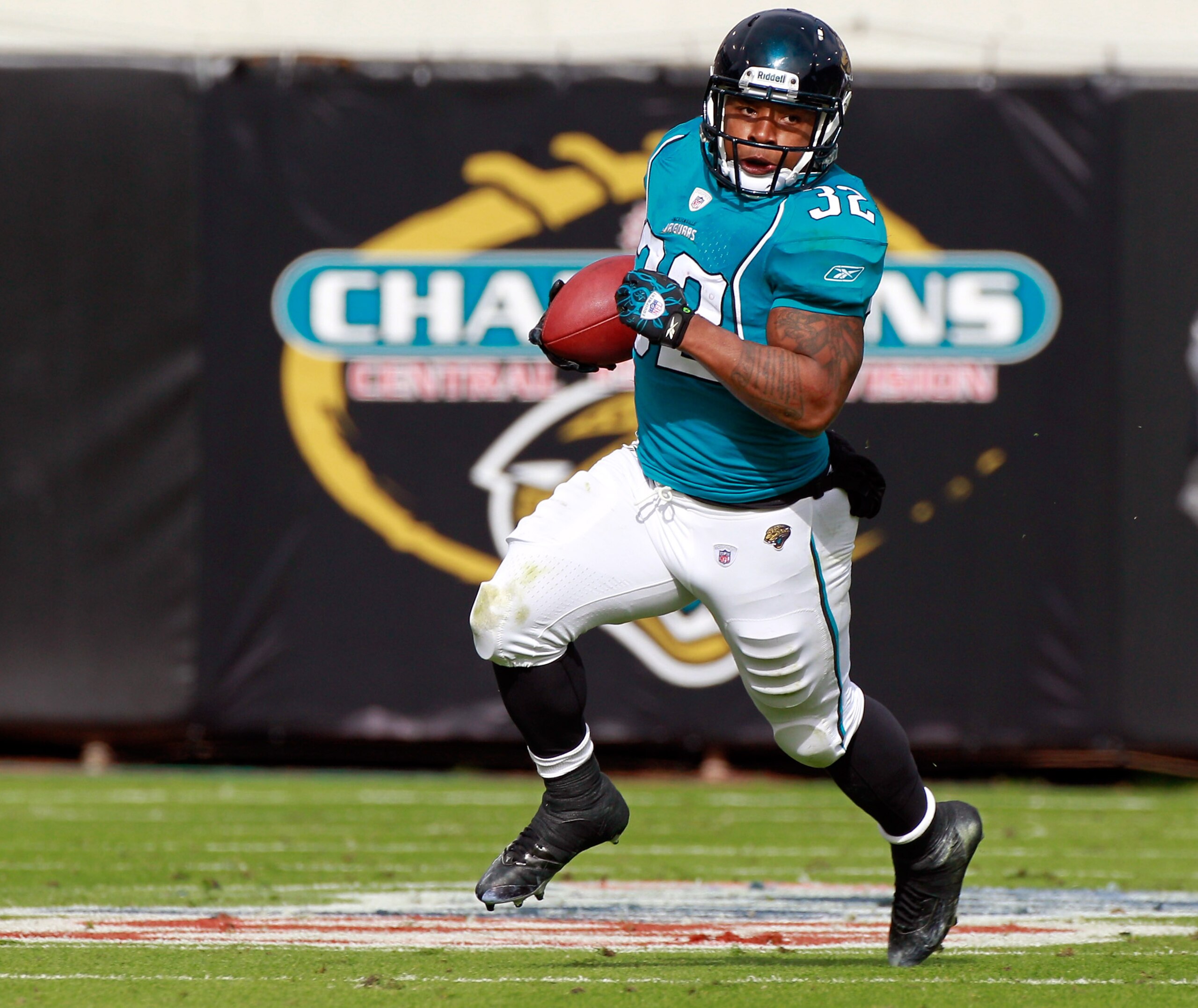 JACKSONVILLE, FL - DECEMBER 12:  Maurice Jones-Drew #32 of the Jacksonville Jaguars runs for yardage during the game against the Oakland Raiders during the game at EverBank Field on December 12, 2010 in Jacksonville, Florida.  (Photo by Sam Greenwood/Gett
