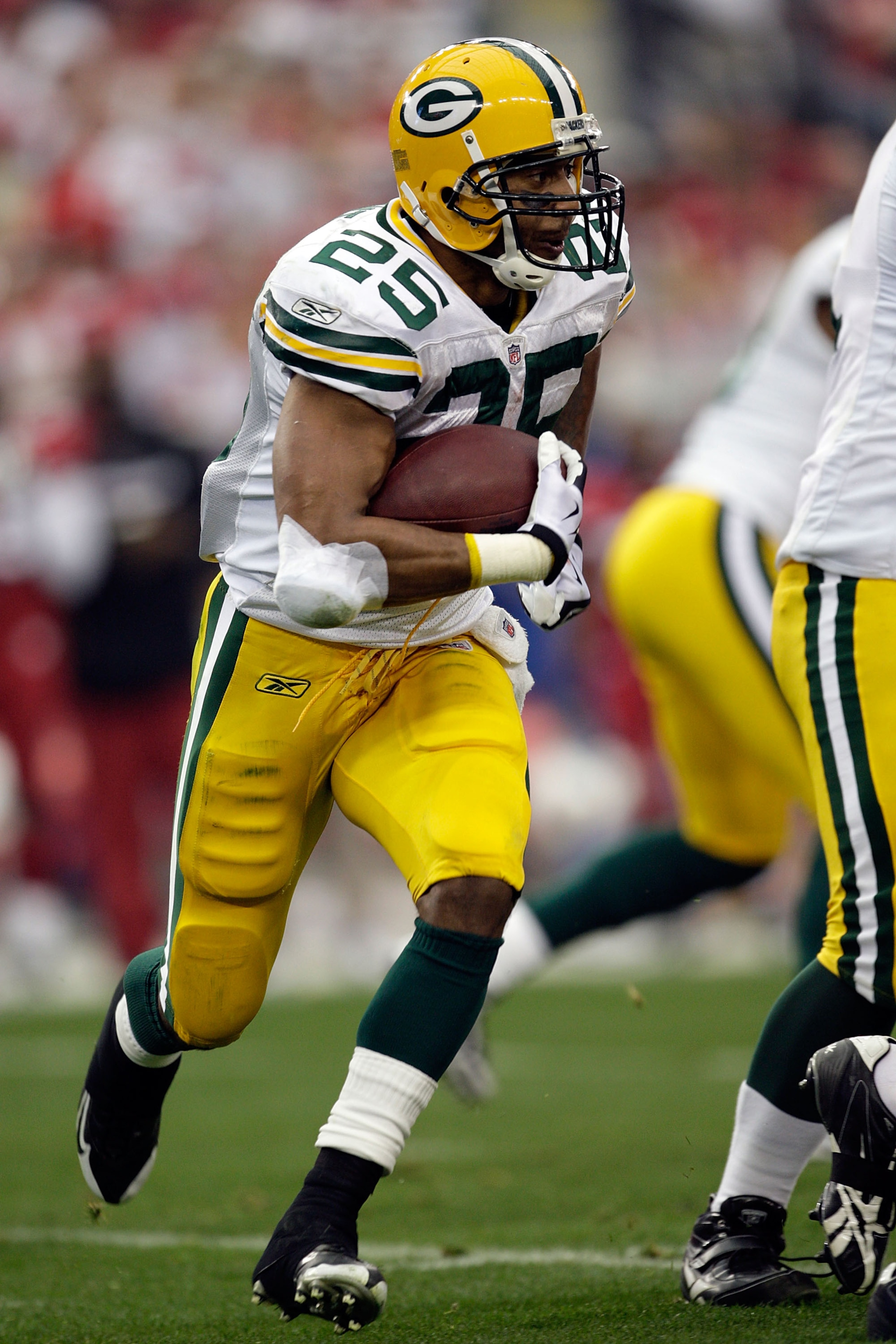 GLENDALE, AZ - JANUARY 03:  Ryan Grant #25 of the Green Bay Packers runs the ball in the first half against the Arizona Cardinals at University of Phoenix Stadium on January 3, 2010 in Glendale, Arizona.  (Photo by Jamie Squire/Getty Images)