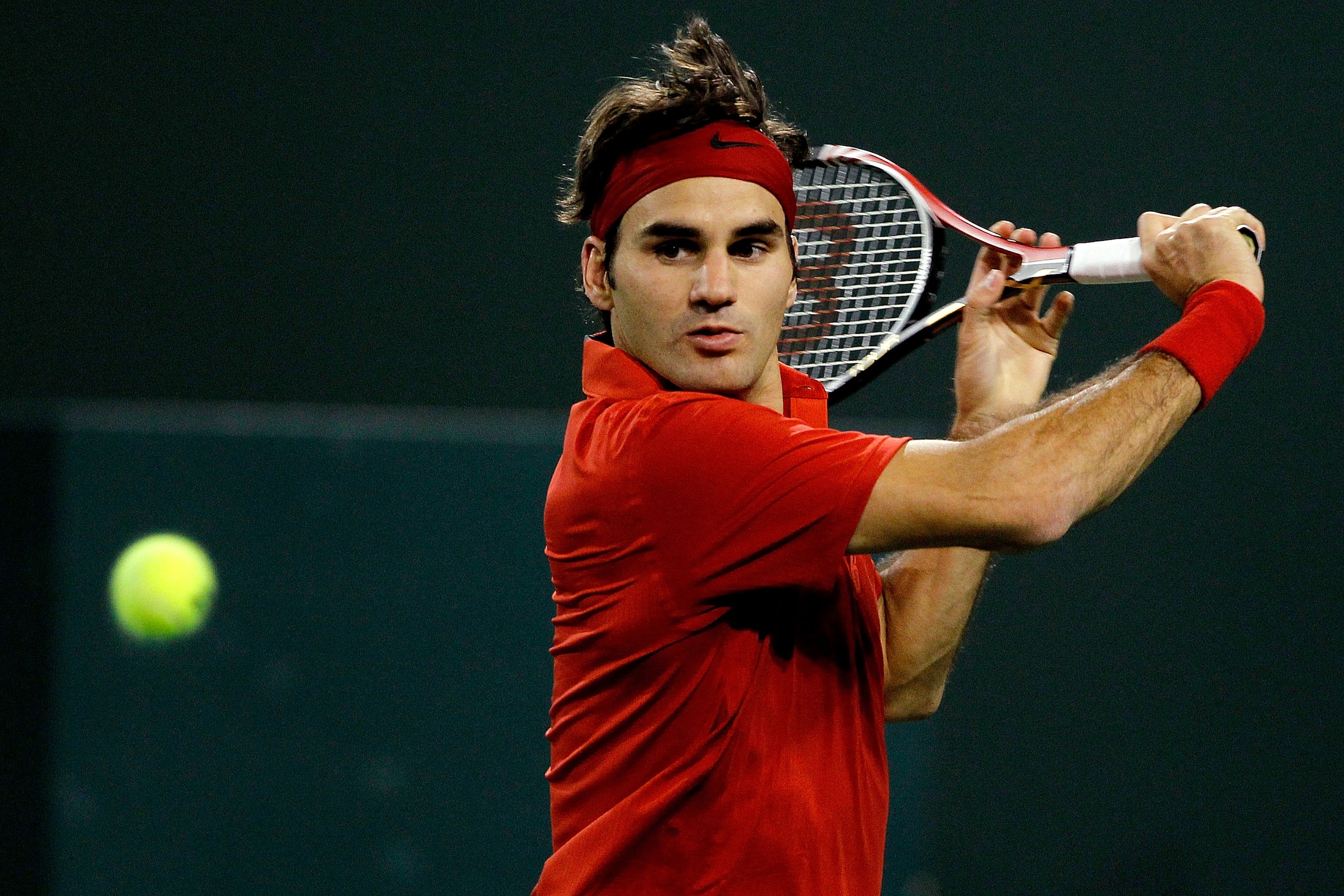 INDIAN WELLS, CA - MARCH 14: Roger Federer of Switzerland returns a shot to Victor Hanescu of Romania during the BNP Paribas Open on March 14, 2010 in Indian Wells, California.  (Photo by Matthew Stockman/Getty Images)