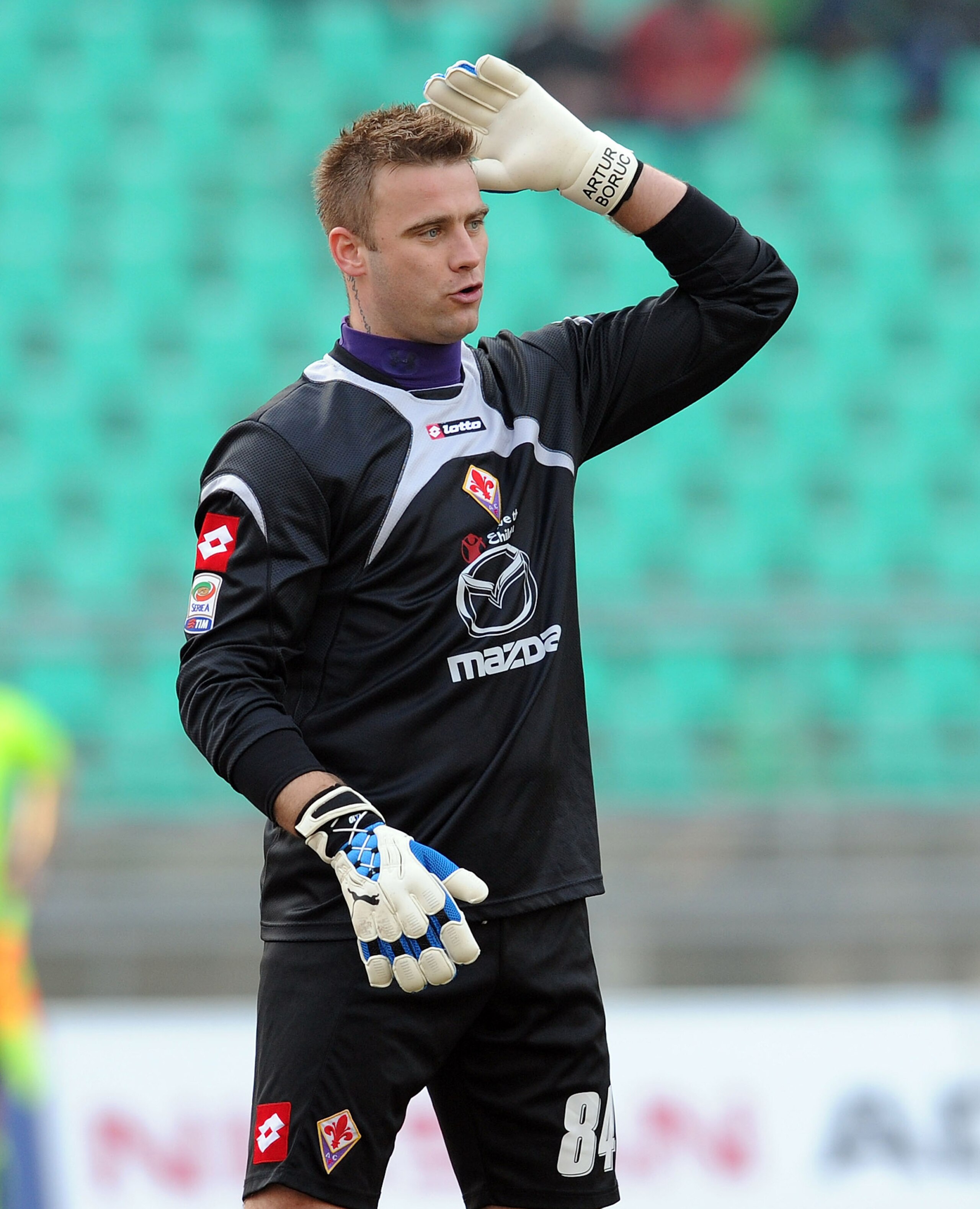 BARI, ITALY - FEBRUARY 27:  Artur Boruc of Fiorentina in action during the Serie A match between AS Bari and ACF Fiorentina at Stadio San Nicola on February 27, 2011 in Bari, Italy.  (Photo by Giuseppe Bellini/Getty Images)
